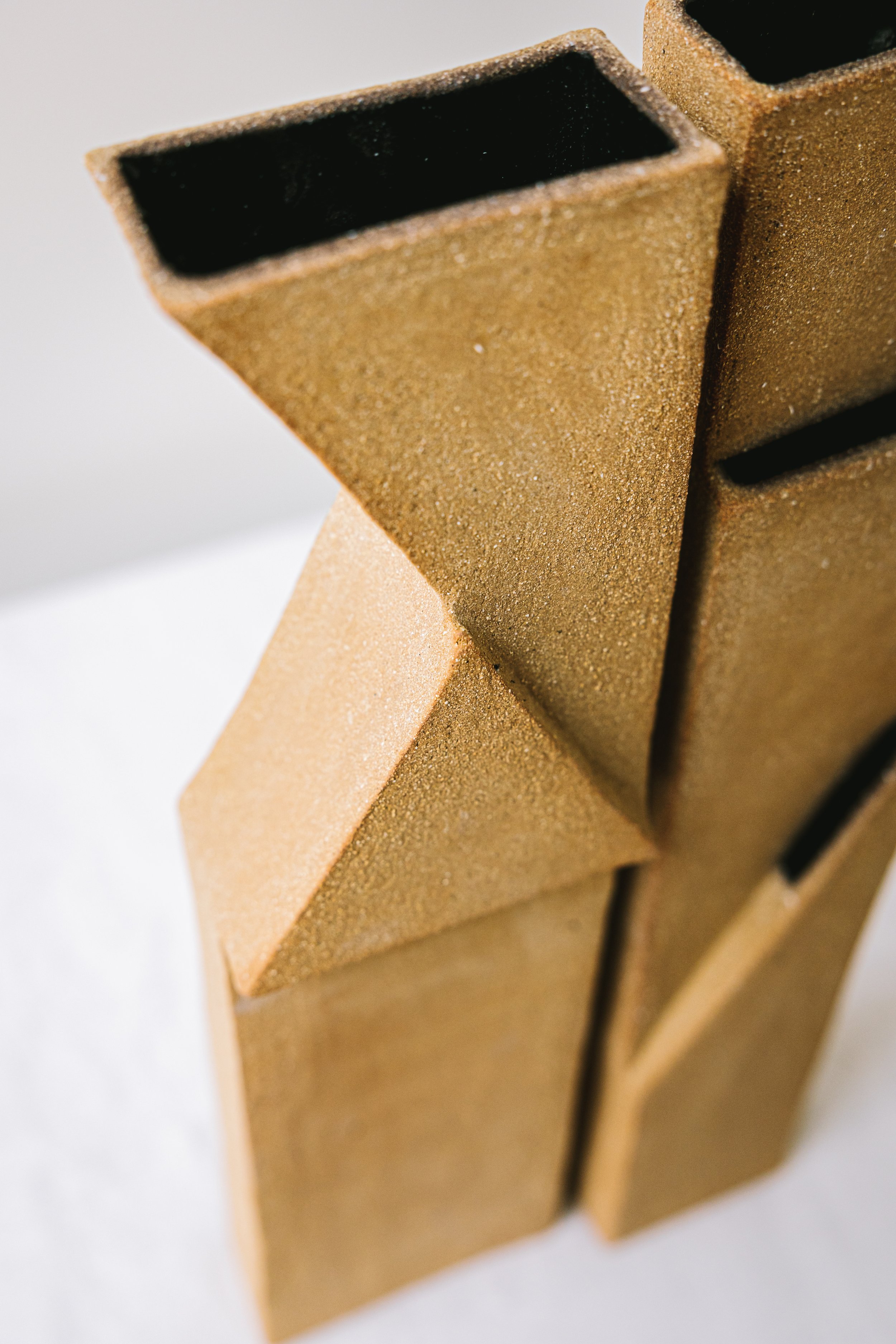 Sculpture bas-relief en grès – Caroline Desile – série Roofs