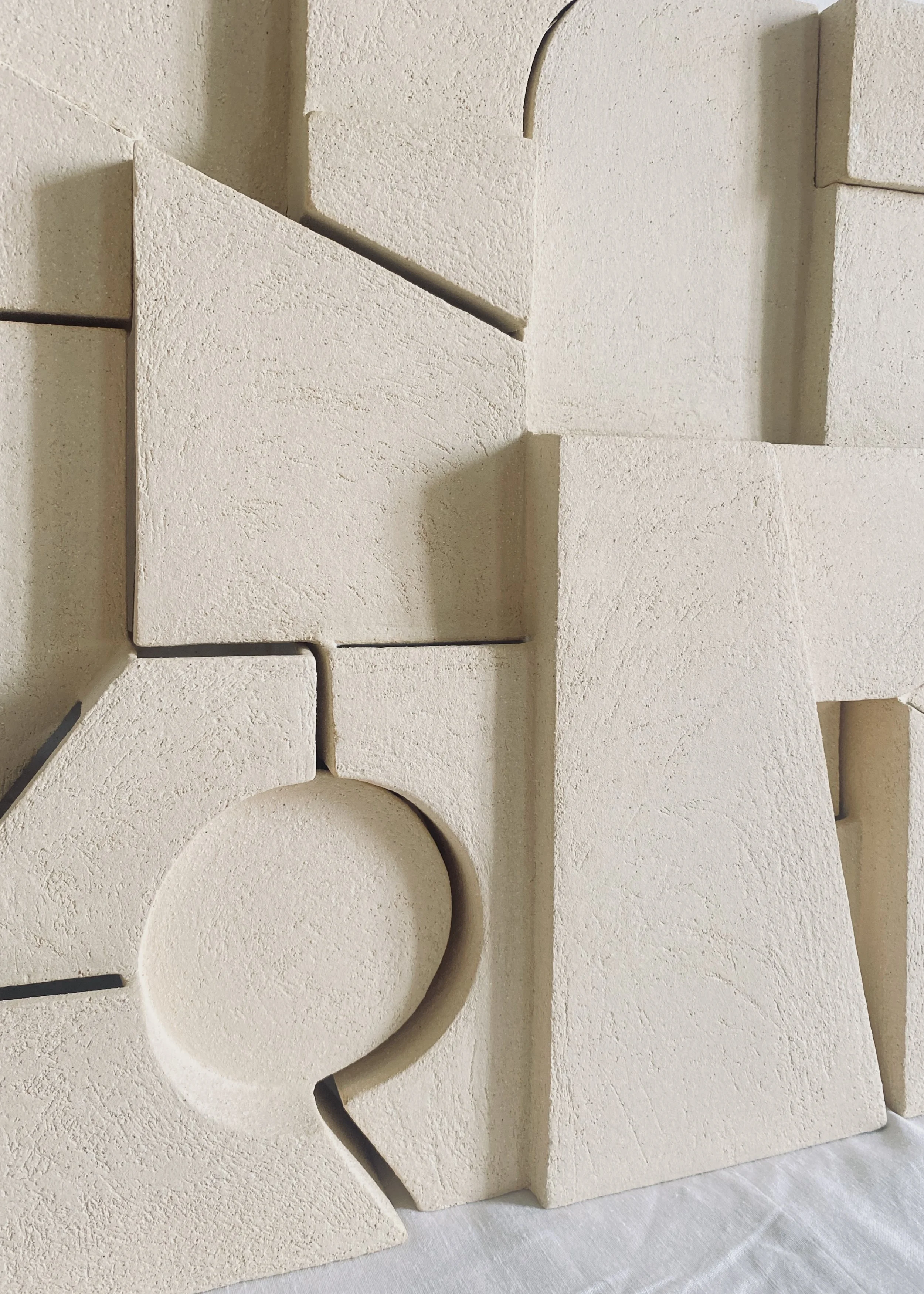 Bas-relief – art céramique –sculpture cantilever – Caroline Desile