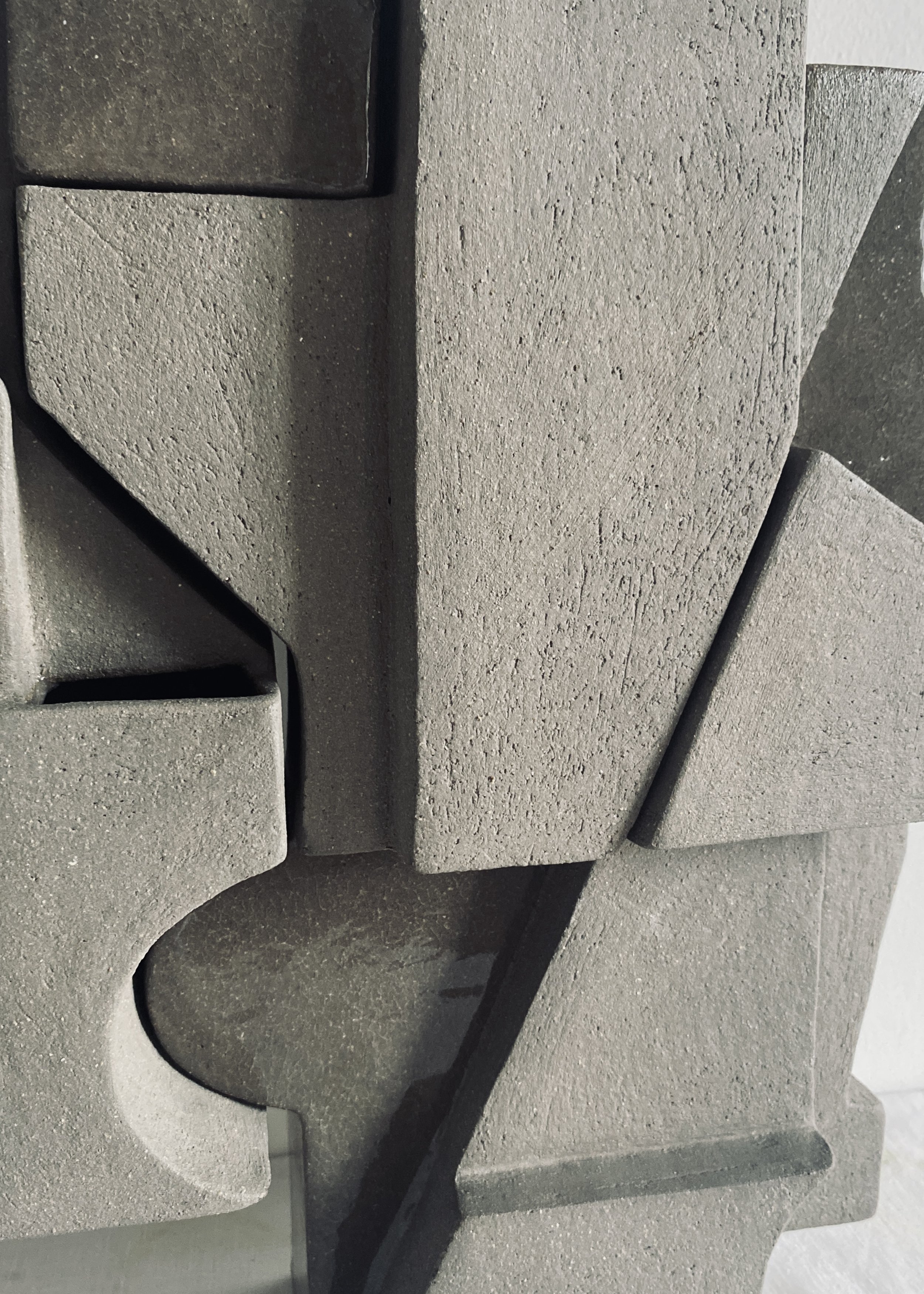 Bas-relief – art céramique –sculpture cantilever – Caroline Desile