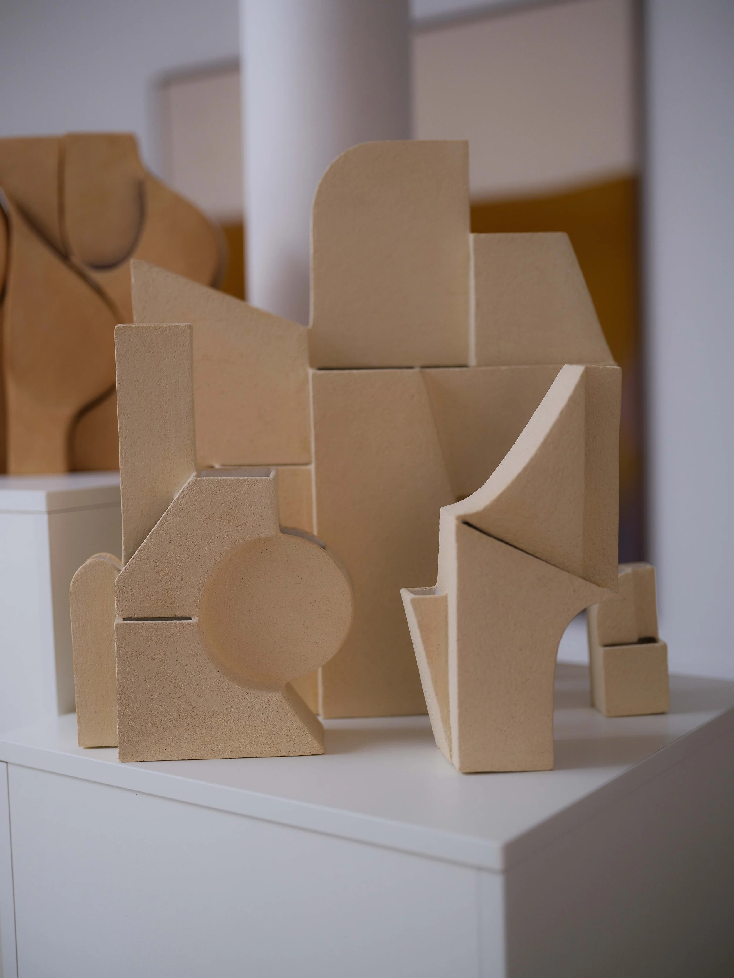 Sculpture bas-relief en grès – Caroline Desile – série Cantilever