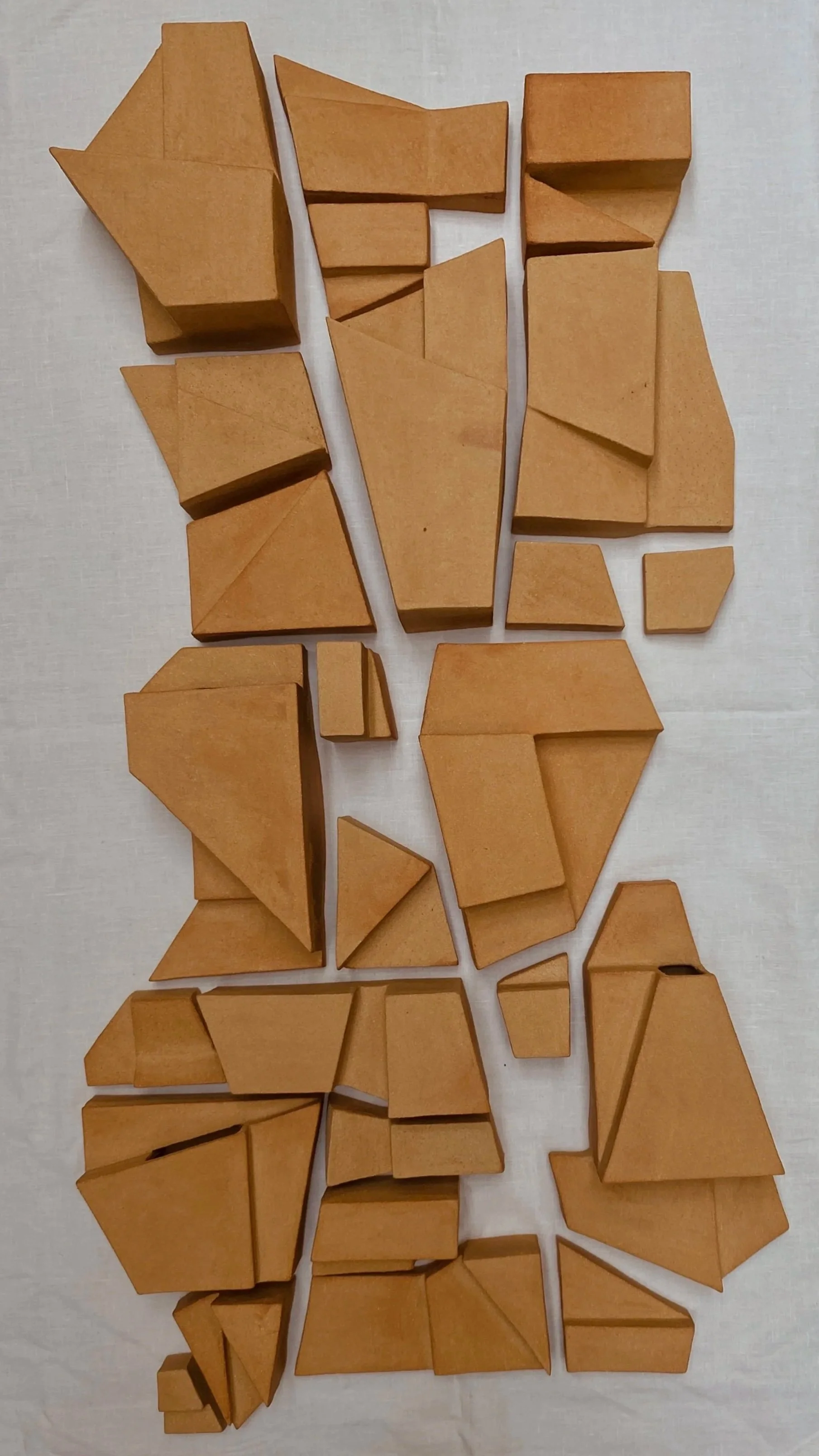 Sculpture murale en grès – Caroline Desile – série urbanism – L'Abysse Osaka