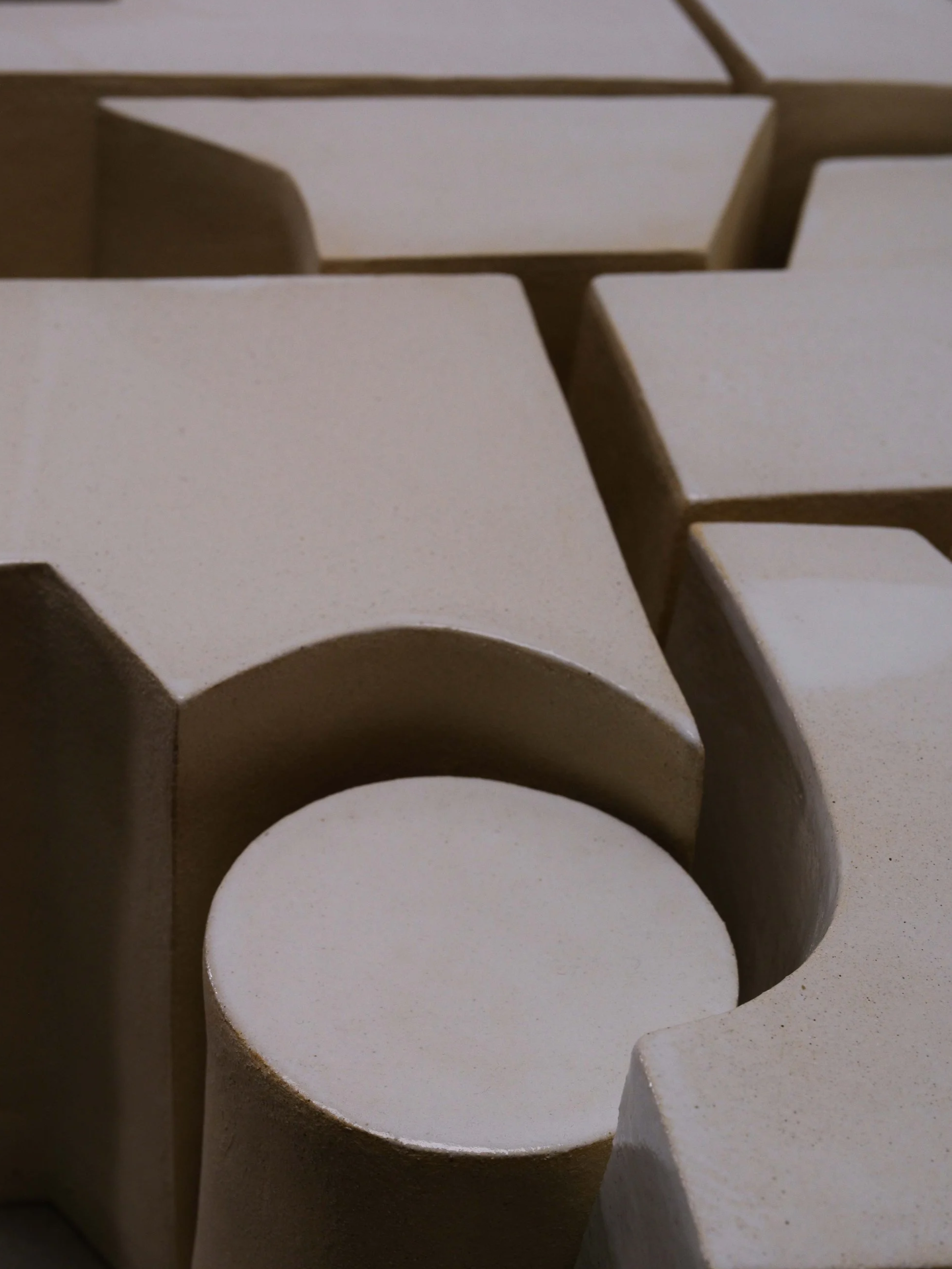 Table sculpturale en grès – Caroline Desile – Geograms