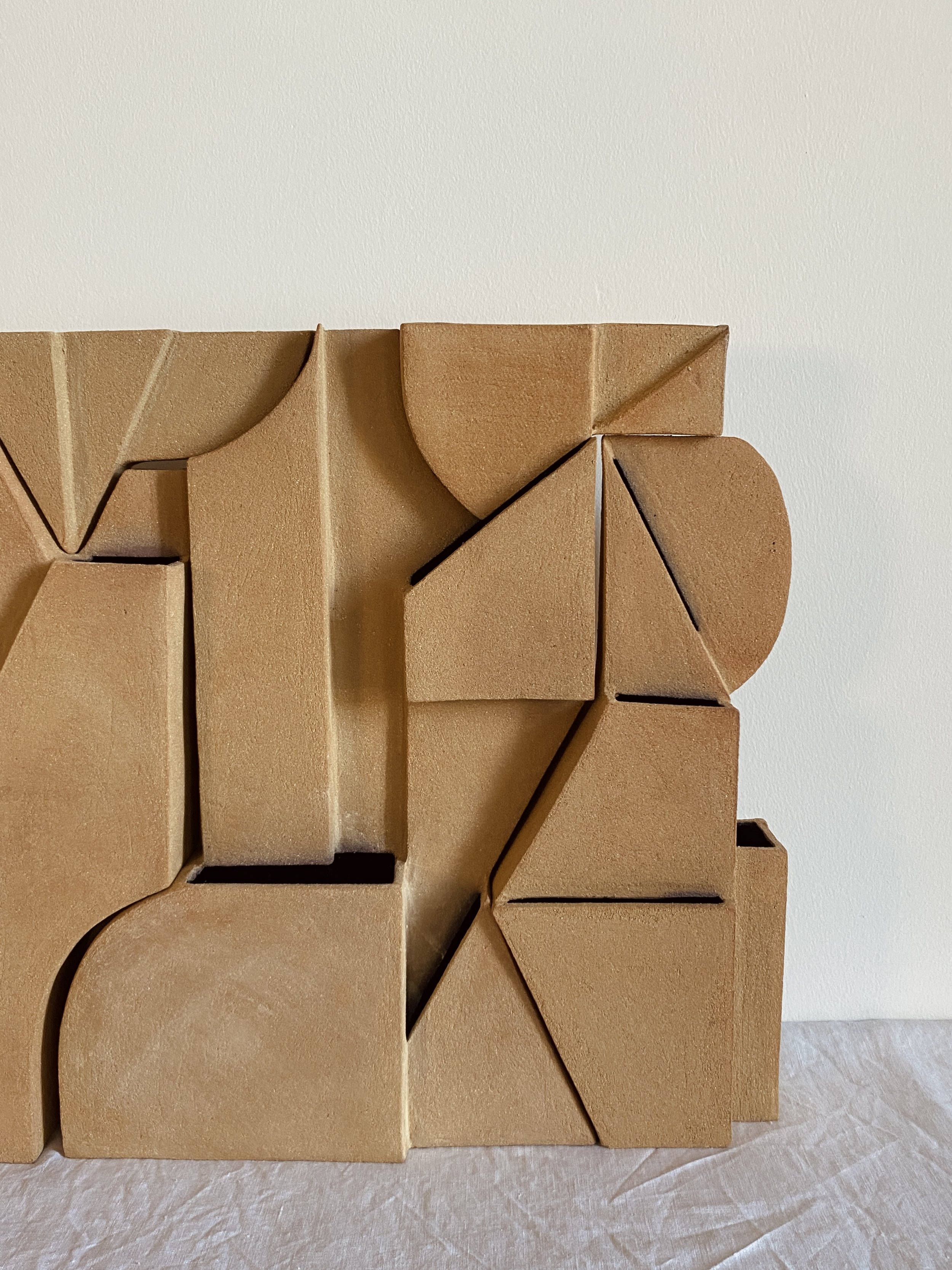 Bas-relief – art céramique –sculpture desert – Caroline Desile