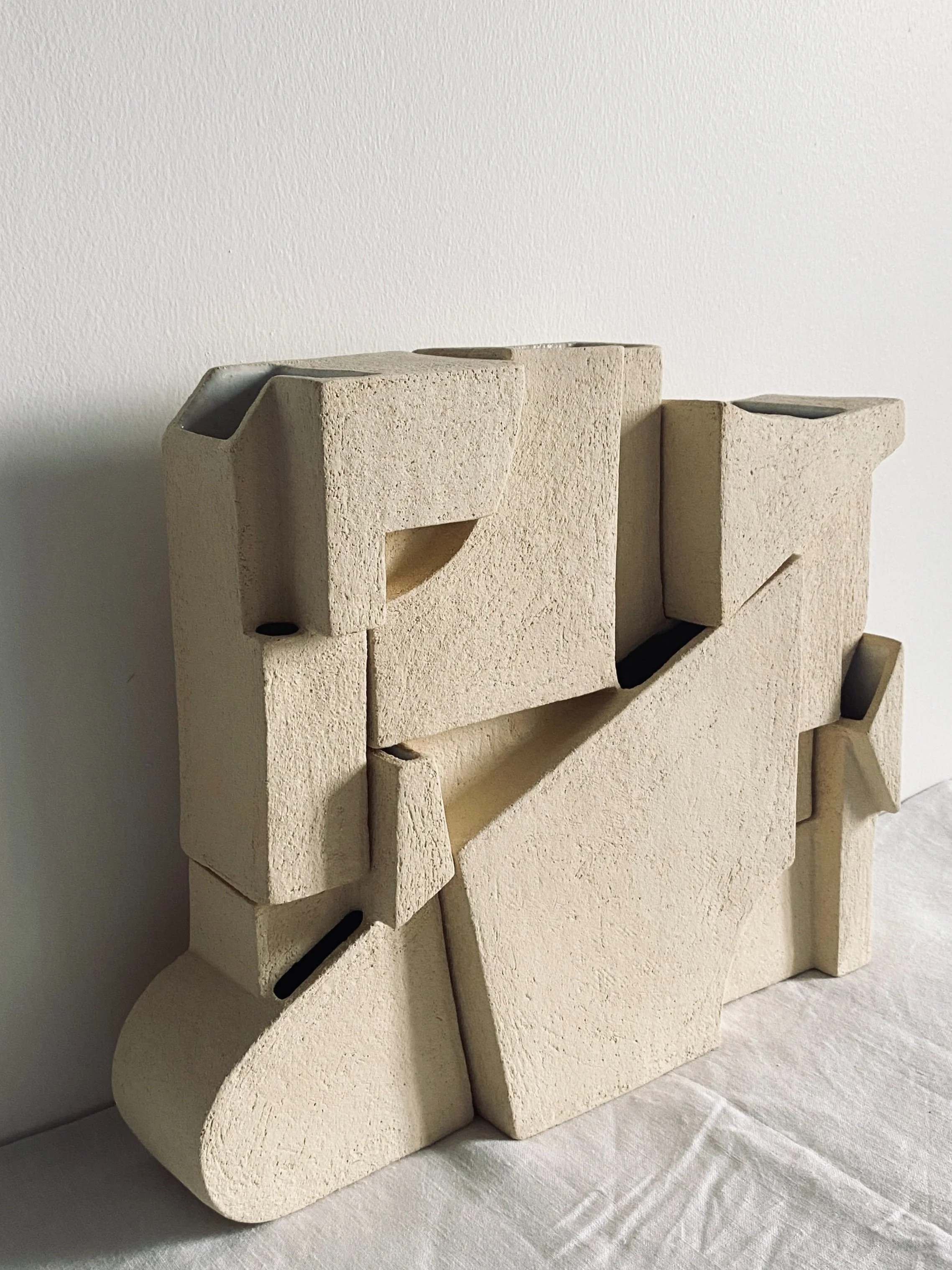 Bas-relief – art céramique –sculpture cantilever – Caroline Desile