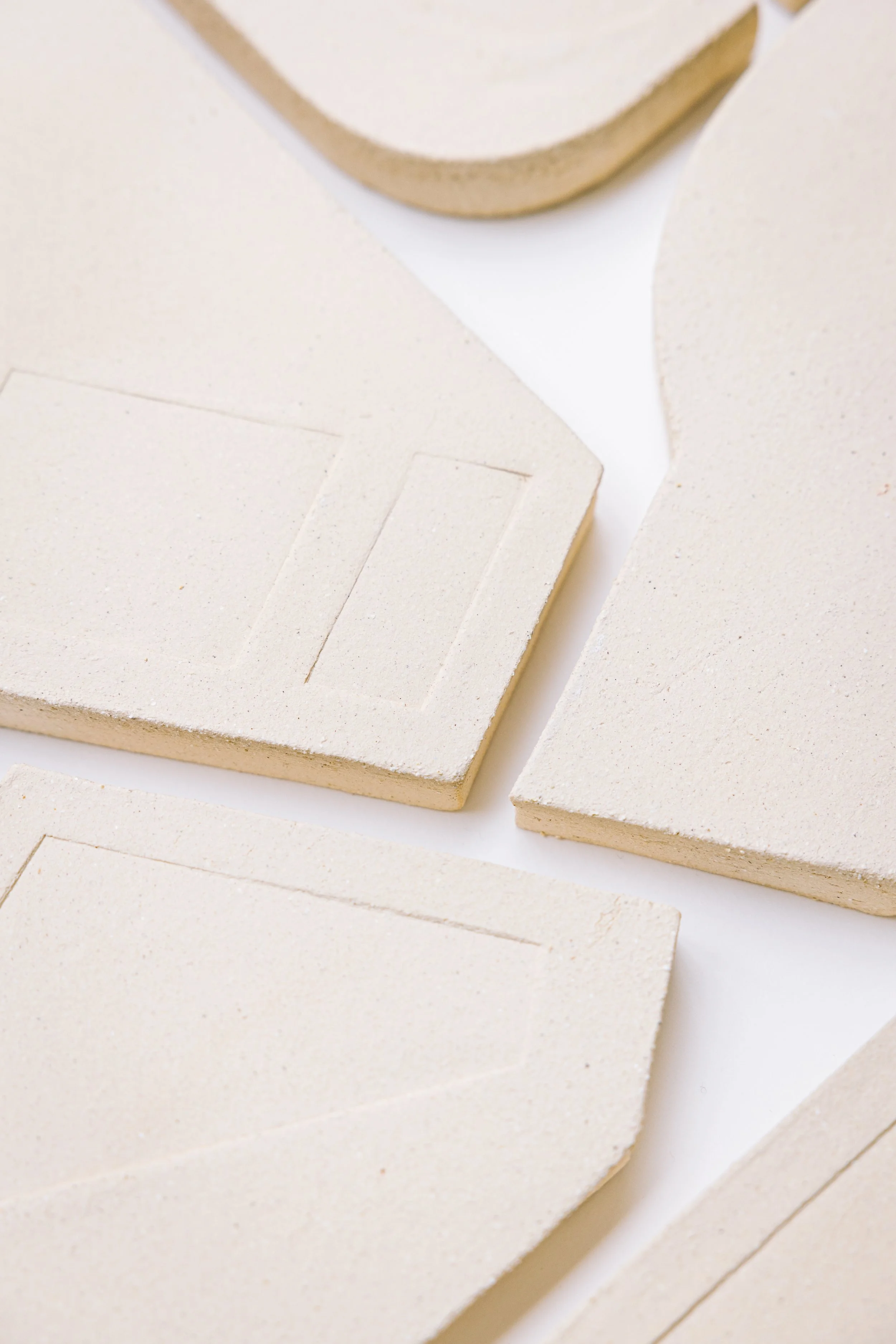 Bas-relief mural – art céramique –sculpture metropolis – Caroline Desile