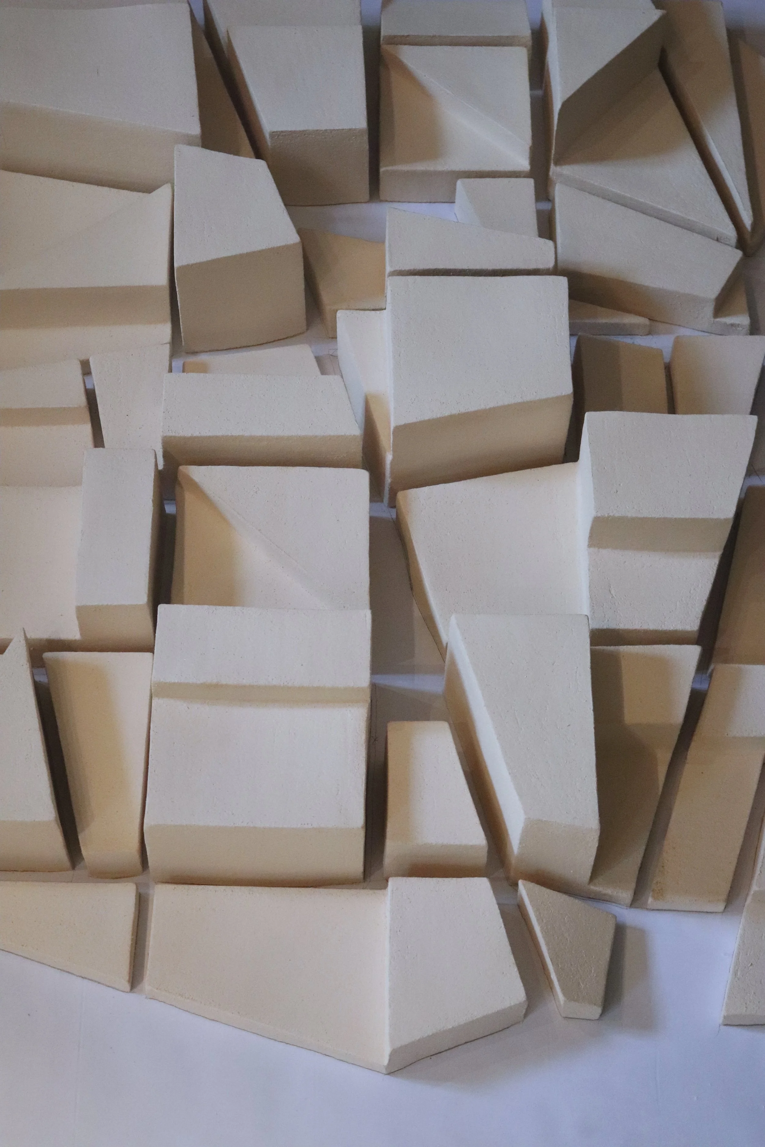 Bas-relief – Caroline Desile – sculpture murale – série stratafield