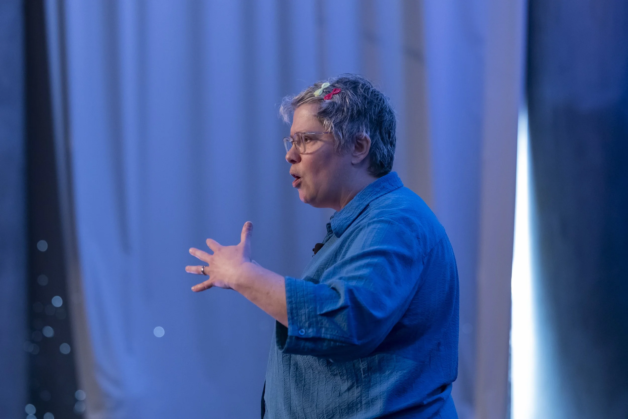 Torrey gestures while presenting at UXLx. Photo by Jose Goulao.