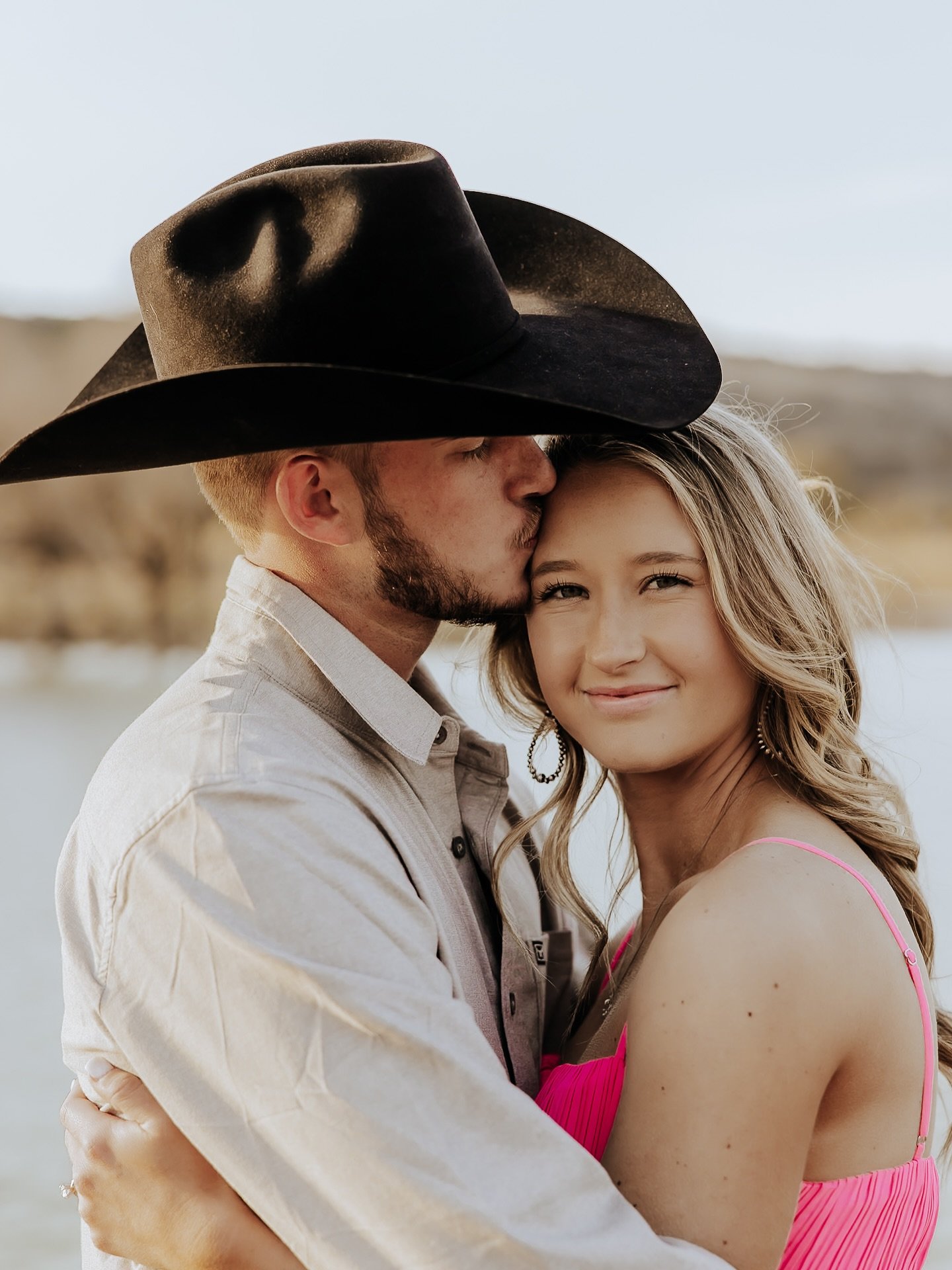 October can&rsquo;t come soon enough for these two 🫶🏻

#westernweddingphotographer #lubbockweddingphotographer #lubbockwesternweddingphotographer #lubbockphotographer #westernengagementsession
