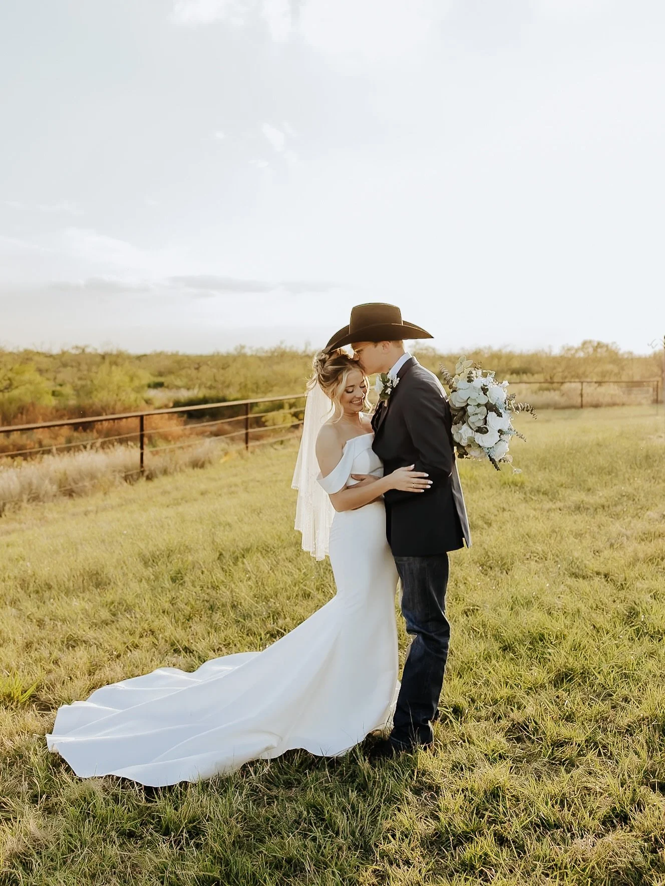 A little sneak peek of the prettiest wedding day 💍

@twinlakesevent
@emilyyrosefilms 
@kyrabmakeup 
@sprinkleofgrace_beauty
@sugar.rush.sweets_bymere 
@houseoftaylorlubbock 
@menswearhouse