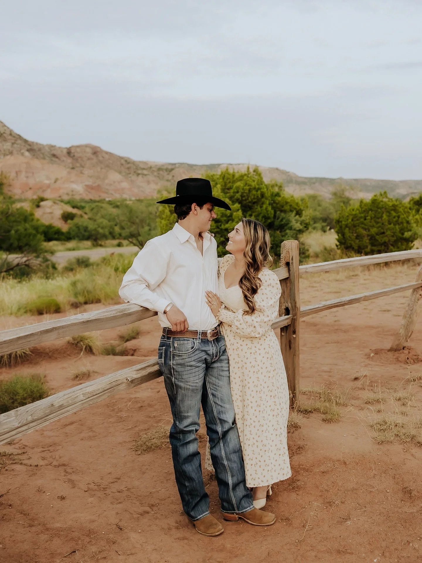 I can&rsquo;t wait to celebrate Caden and Karlie in August 🤎 

We couldn&rsquo;t have asked for better lighting or weather for their engagement session. It was truly the most beautiful evening! I always love having the opportunity to shoot in Palo D