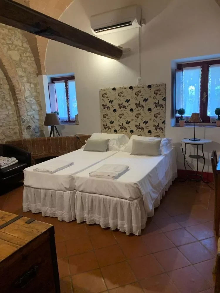 Mangiatoia Room (with fascinating vaulted ceilings)