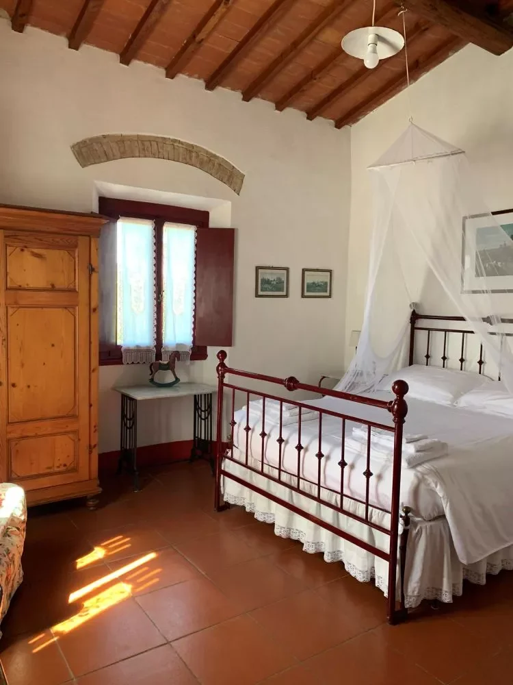 Linari Room (breath-taking view on the abandoned Linari Castle)