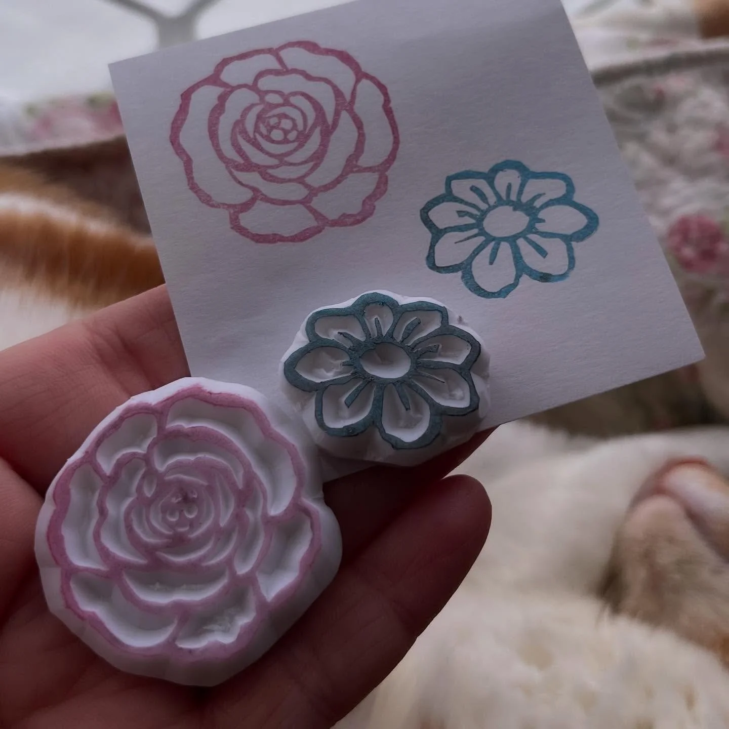 What a lovely rainy day to carve some stamps, drink some tea, and watch some Miss Fisher&rsquo;s Murder Mysteries with a sleeping cat ❤️

#StampCarving #Craft
