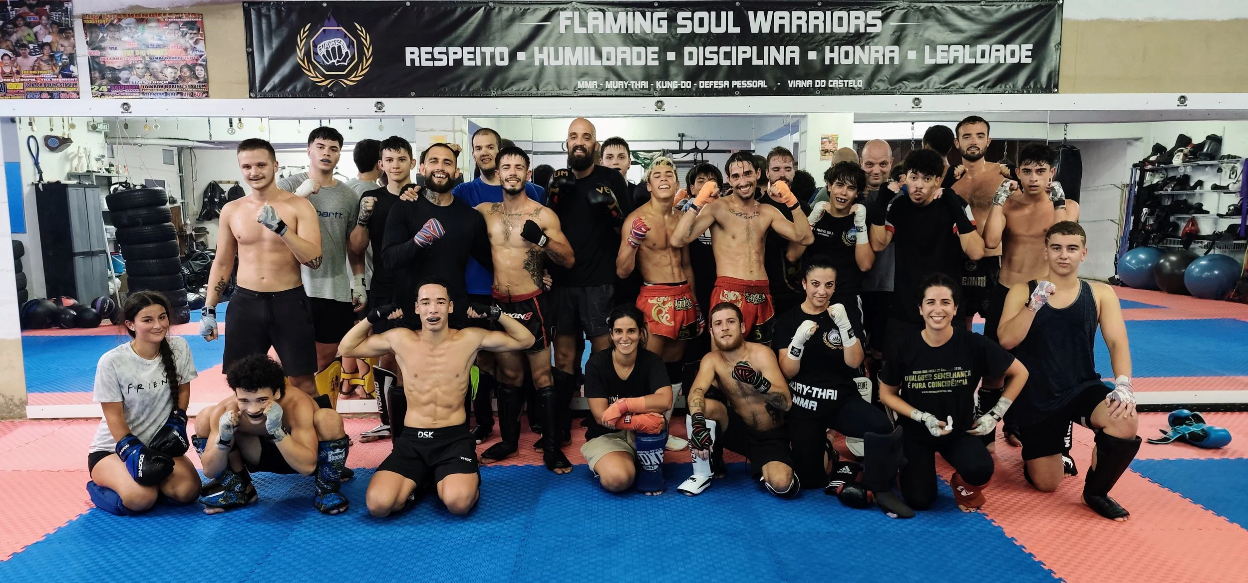 Grupo de atletas da Flaming Soul Warriors após treino de Muay-Thai, MMA, Kung-Do e artes marciais em Viana do Castelo – respeito, disciplina e espírito de equipa.