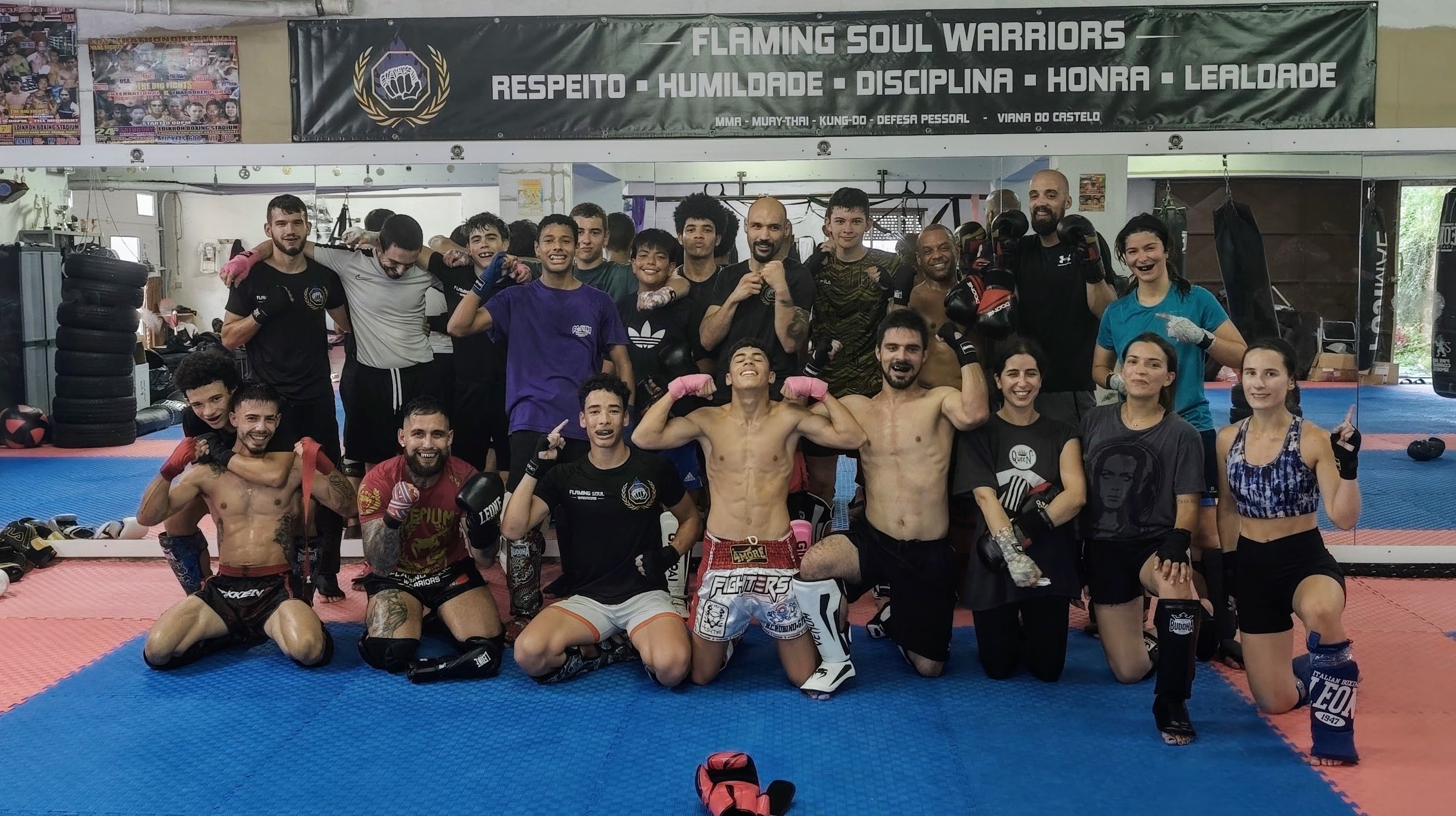 Grupo de atletas da Flaming Soul Warriors após treino de Muay-Thai, MMA, Kung-Do e artes marciais em Viana do Castelo – respeito, disciplina e espírito de equipa.