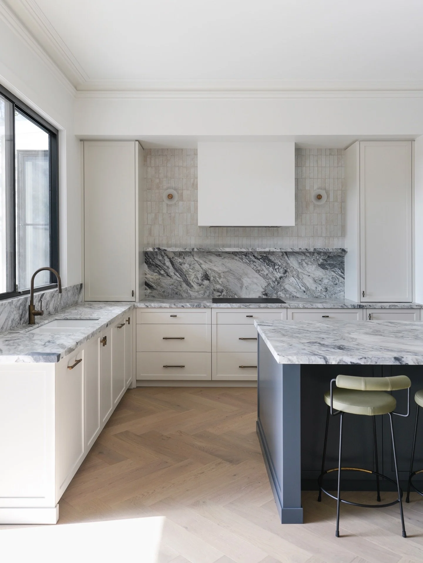 Jacaranda House | Completed Kitchen

We are pleased to reveal a first look of the completed kitchen at Jacaranda House. It features stunning natural &ldquo;Oceanico&rdquo; marble from @surfacespectrum that pairs perfectly with the deep navy of the is