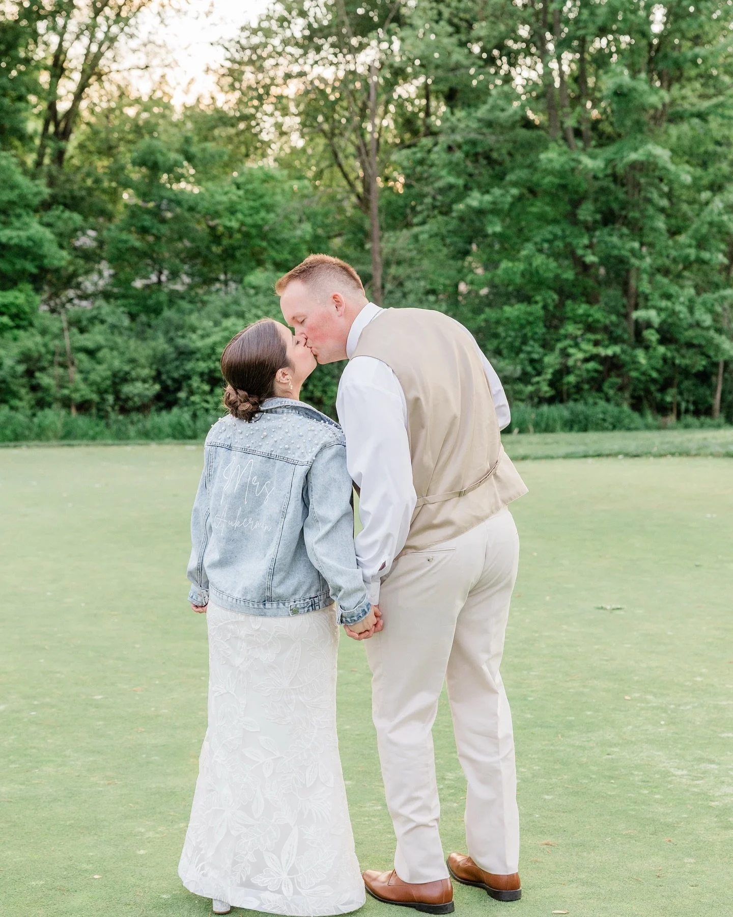 Sharing my work on here has been a bit delayed. That&rsquo;s because I&rsquo;ve been focused on serving my clients and getting creative. 🤍🫶🏻

Here is a glimpse at Macey and Spencer&rsquo;s springtime wedding at Avon Oaks! 

Vendor Team:
Photograph