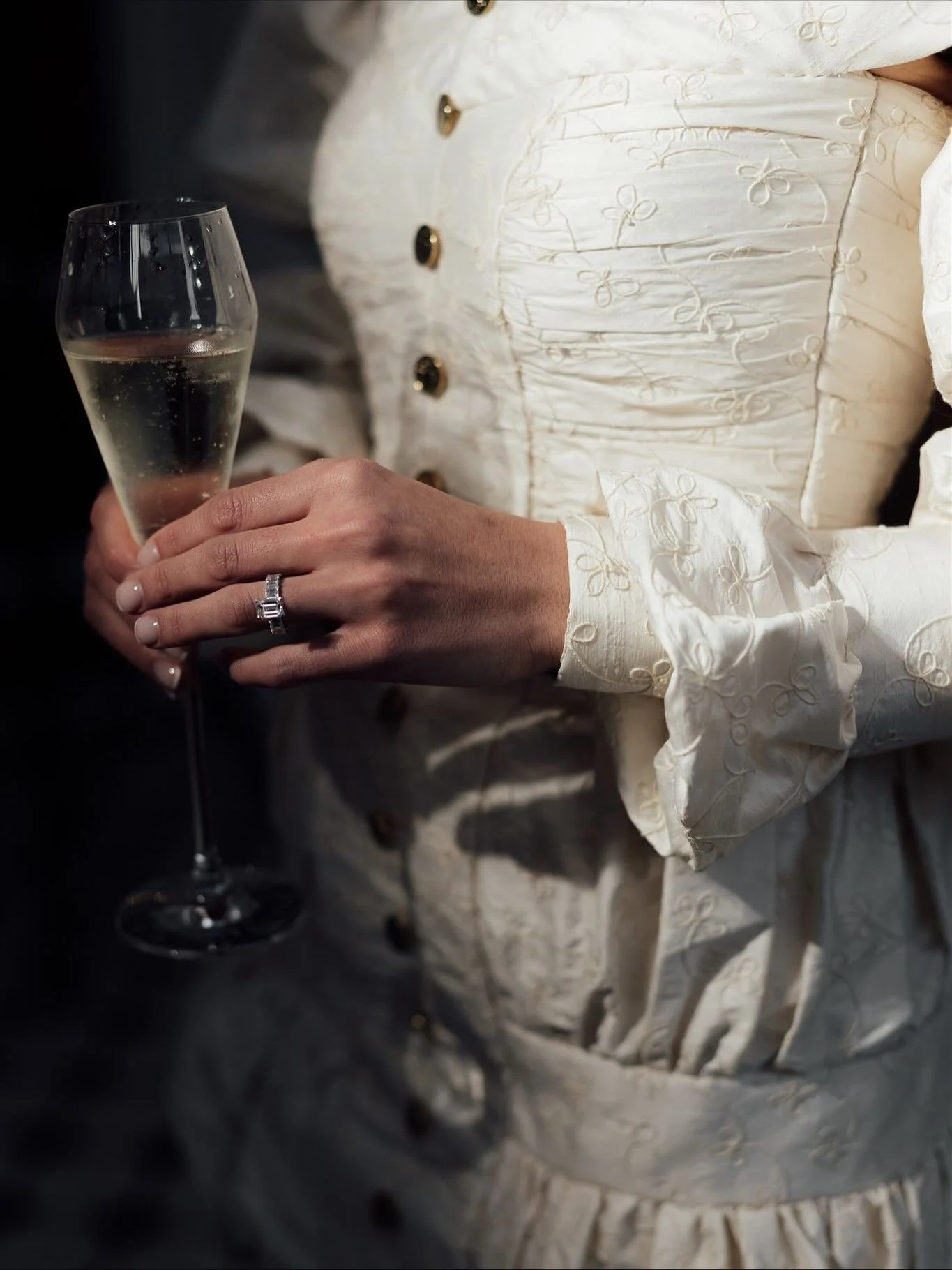 jacinda’s bridal reverie in full bloom —
a blend of sculptural softness, where texture, light, and form meet in quiet reverie.
This is refined minimalism at its most romantic — a celebration not just of love, but of form, of feeli