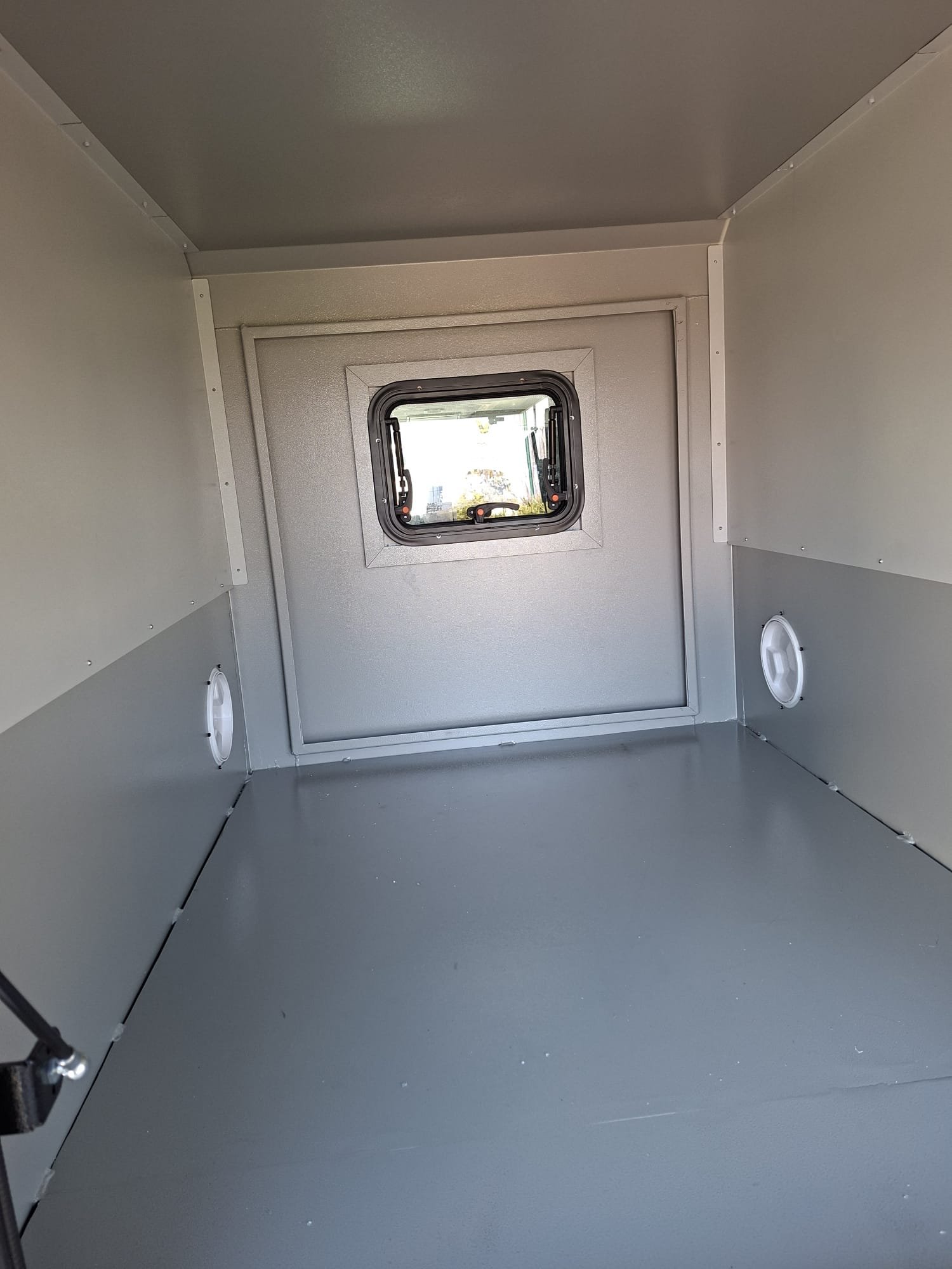 DEBOXS: Universal, Removable Storage System for Pickup Trucks
The DEBOXS universal, removable storage system. Equipped with integrated roof rails for carrying items on top—such as ladders or roof tents—this robust alternative