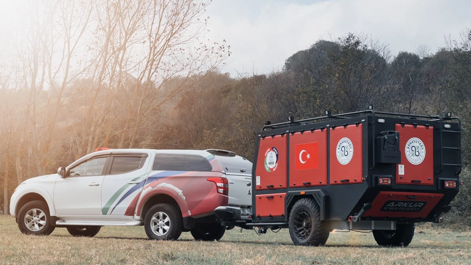 Decamp X3 Rescue: un remolque todoterreno de emergencia y rescate, diseñado para una rápida intervención en operaciones de ayuda en casos de catástrofes, búsqueda y rescate, y operaciones sobre el terreno. Con compartimentos de almacenamiento modulares y capacidad todoterreno
