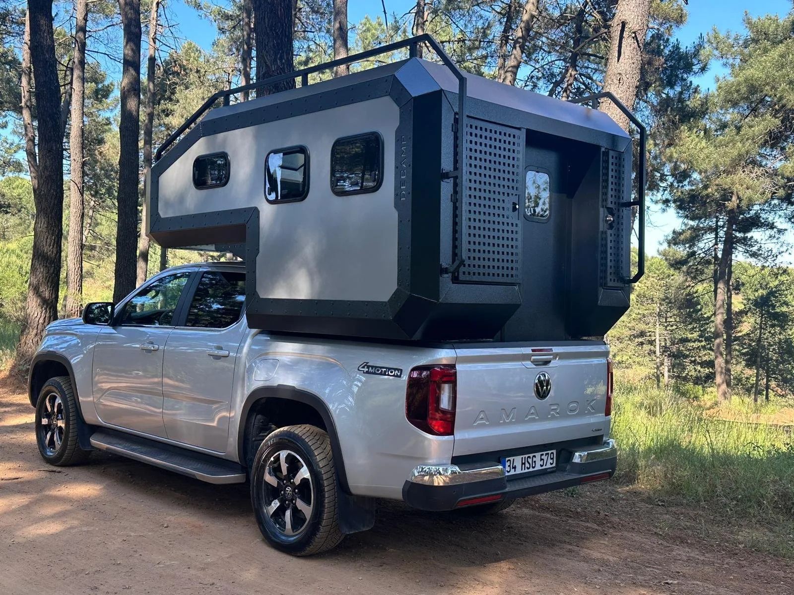 Decamp Bigbox, Trailchasers, truck camper, slide-in camper, overland camper, off-road camper, pickup camper shell, Demountable Camper. The Decamp Bigbox turns your pickup into a high-performance overland machine. Discover the full range at Trailchase