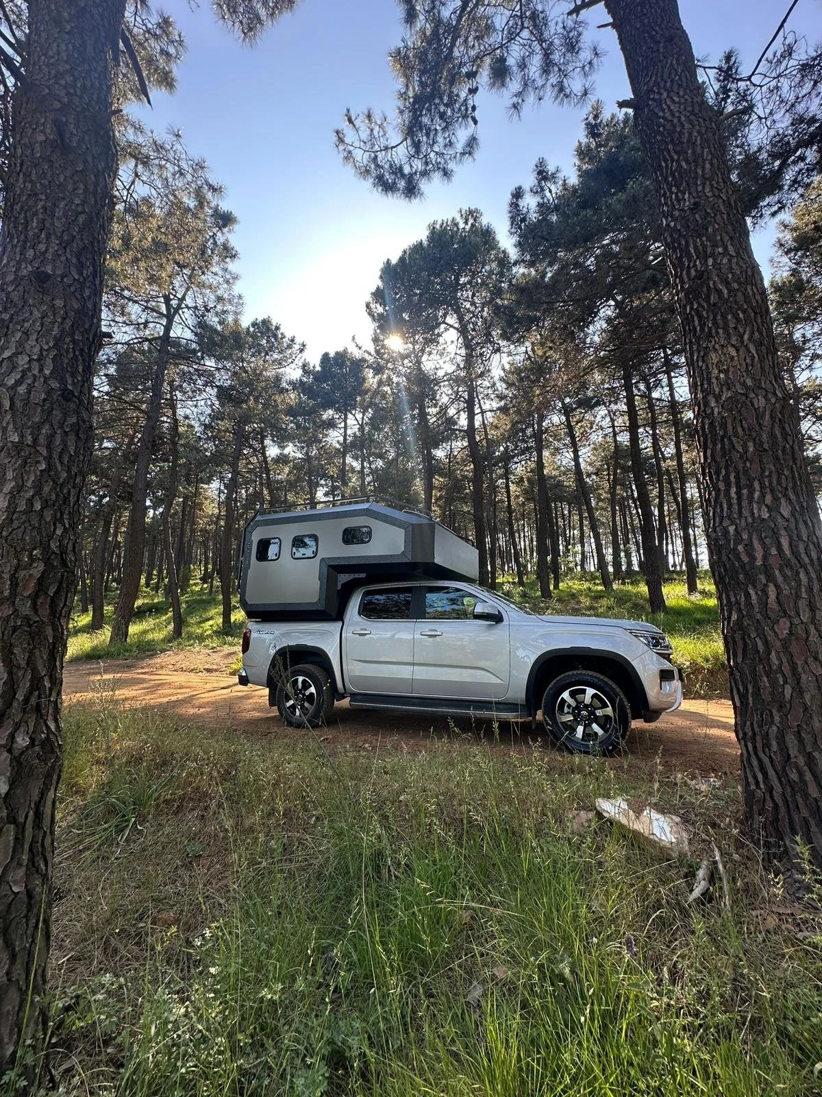 Decamp Bigbox, Trailchasers, truck camper, slide-in camper, overland camper, off-road camper, pickup camper shell, Demountable Camper. The Decamp Bigbox turns your pickup into a high-performance overland machine. Discover the full range at Trailchase