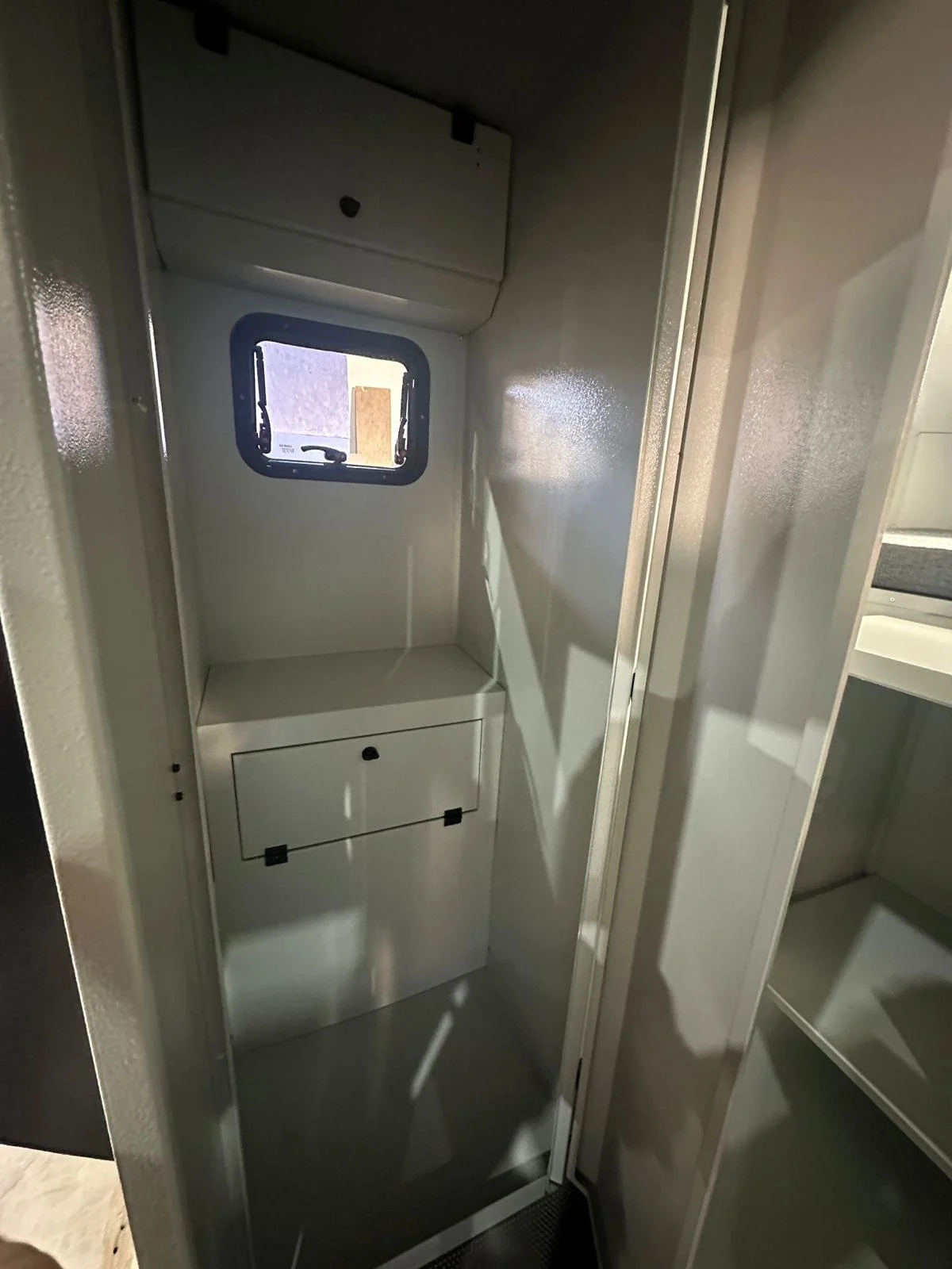 Decamp Bigbox, Trailchasers, truck camper, slide-in camper, overland camper, off-road camper, pickup camper shell, Demountable Camper. The Decamp Bigbox turns your pickup into a high-performance overland machine. Discover the full range at Trailchase