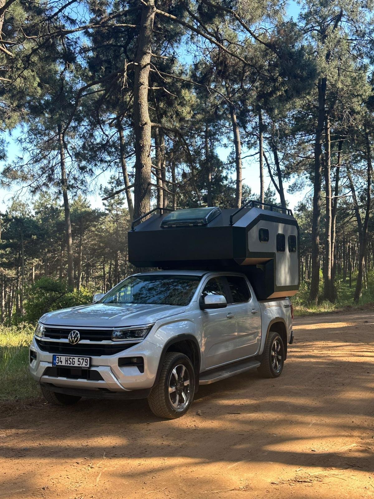 The Decamp Bigbox is the missing link between the power of a 4x4 pickup and the comfort of an expedition motorhome. This removable camper unit, now available at Trailchasers, was designed for those who don't want to choose between a work vehicle and 