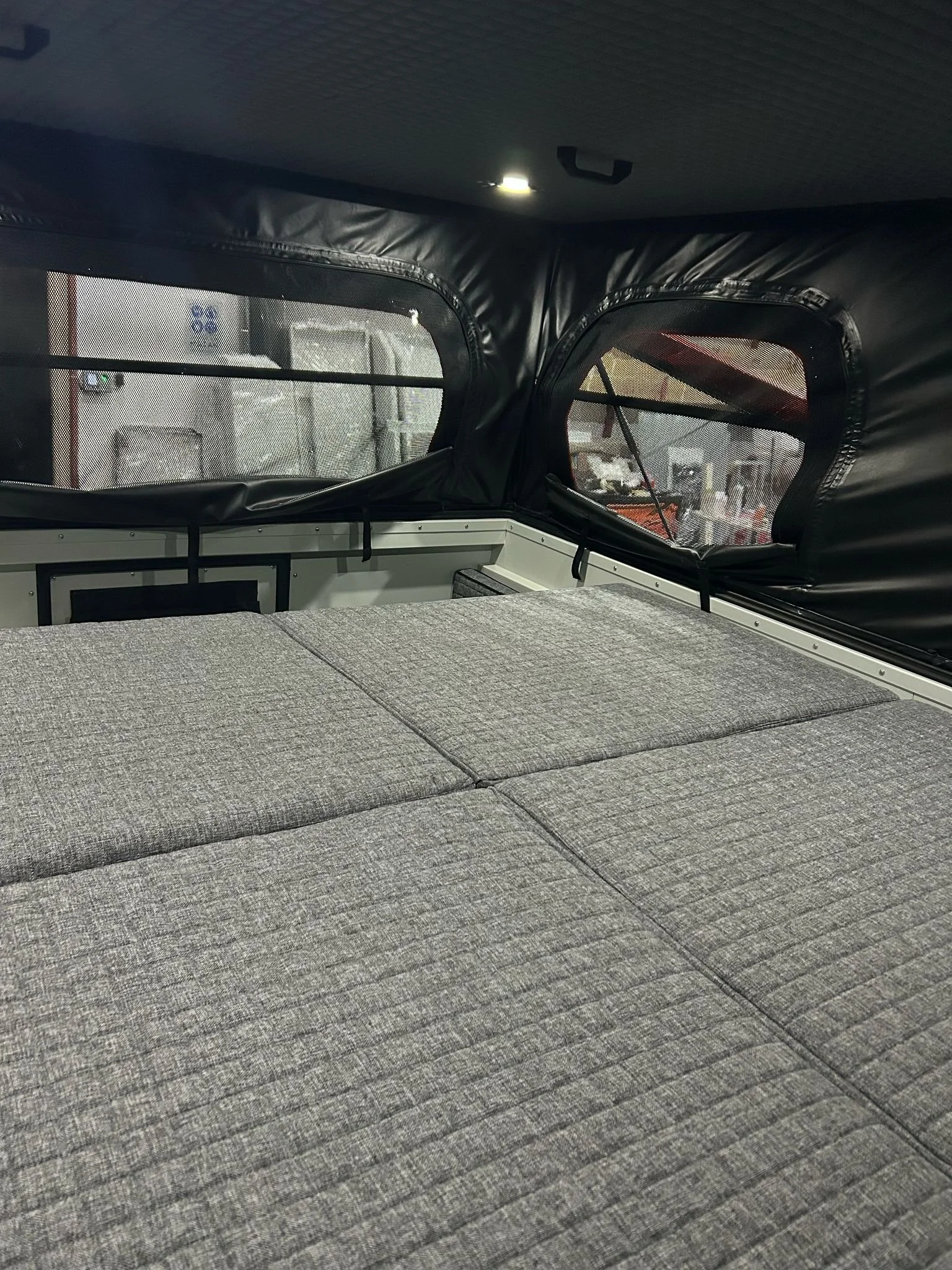 The Decamp Backpack M demountable camper cell. Designed for both double cab and single cab configurations. With an extra 31 cm of width, it offers a spacious interior and a full-size bed ideal for family use. Engineered for off-roading, overlanding, 
