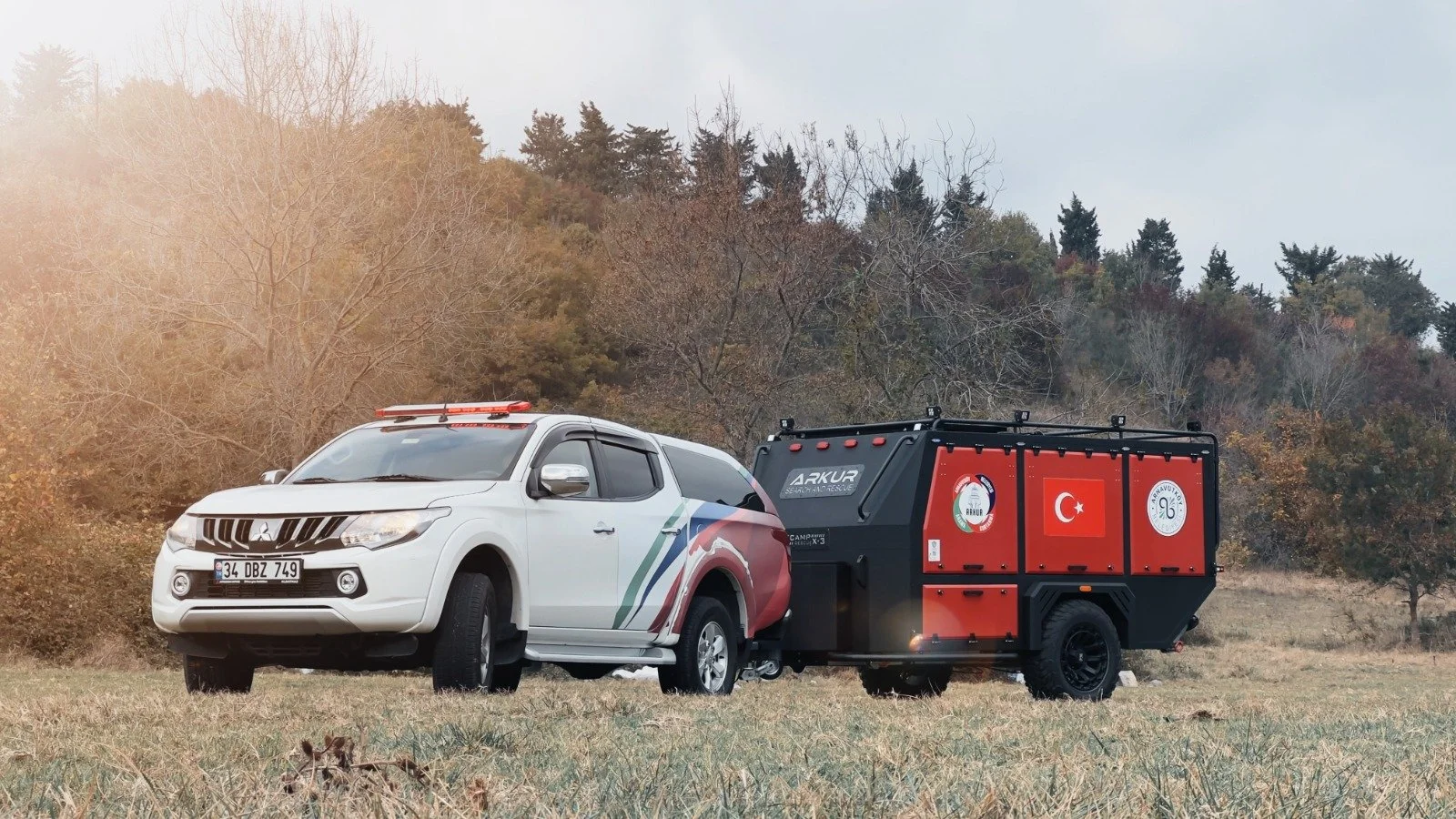 Decamp X3 Rescue: un remolque todoterreno de emergencia y rescate, diseñado para una rápida intervención en operaciones de ayuda en casos de catástrofes, búsqueda y rescate, y operaciones sobre el terreno. Con compartimentos de almacenamiento modulares y capacidad todoterreno