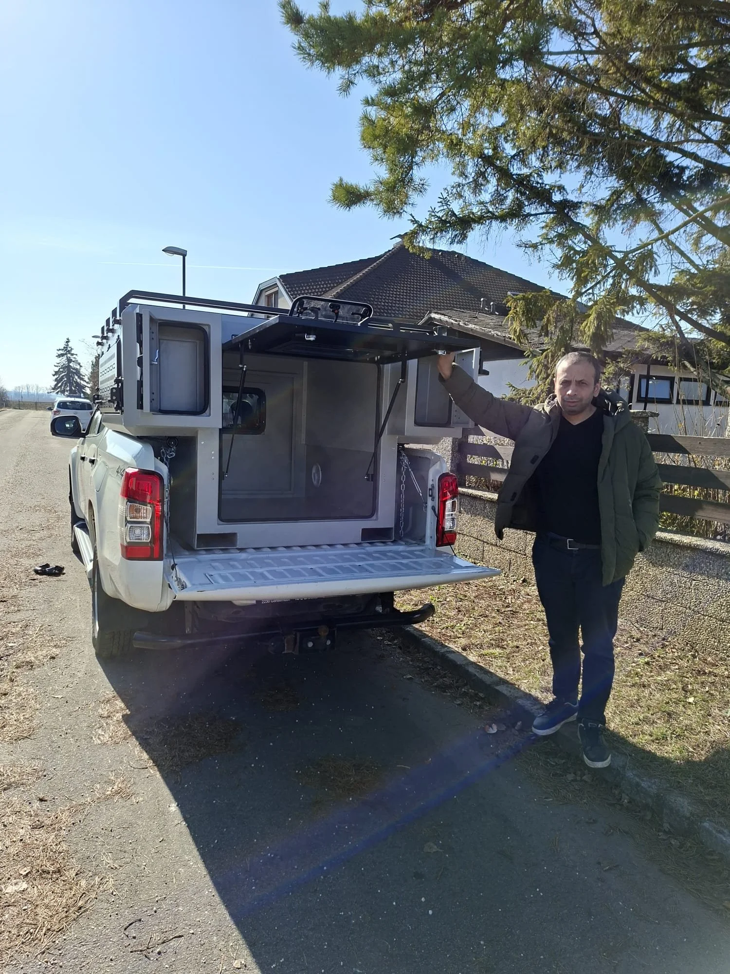 DEBOXS: Universal, Removable Storage System for Pickup Trucks
The DEBOXS universal, removable storage system. Equipped with integrated roof rails for carrying items on top—such as ladders or roof tents—this robust alternative