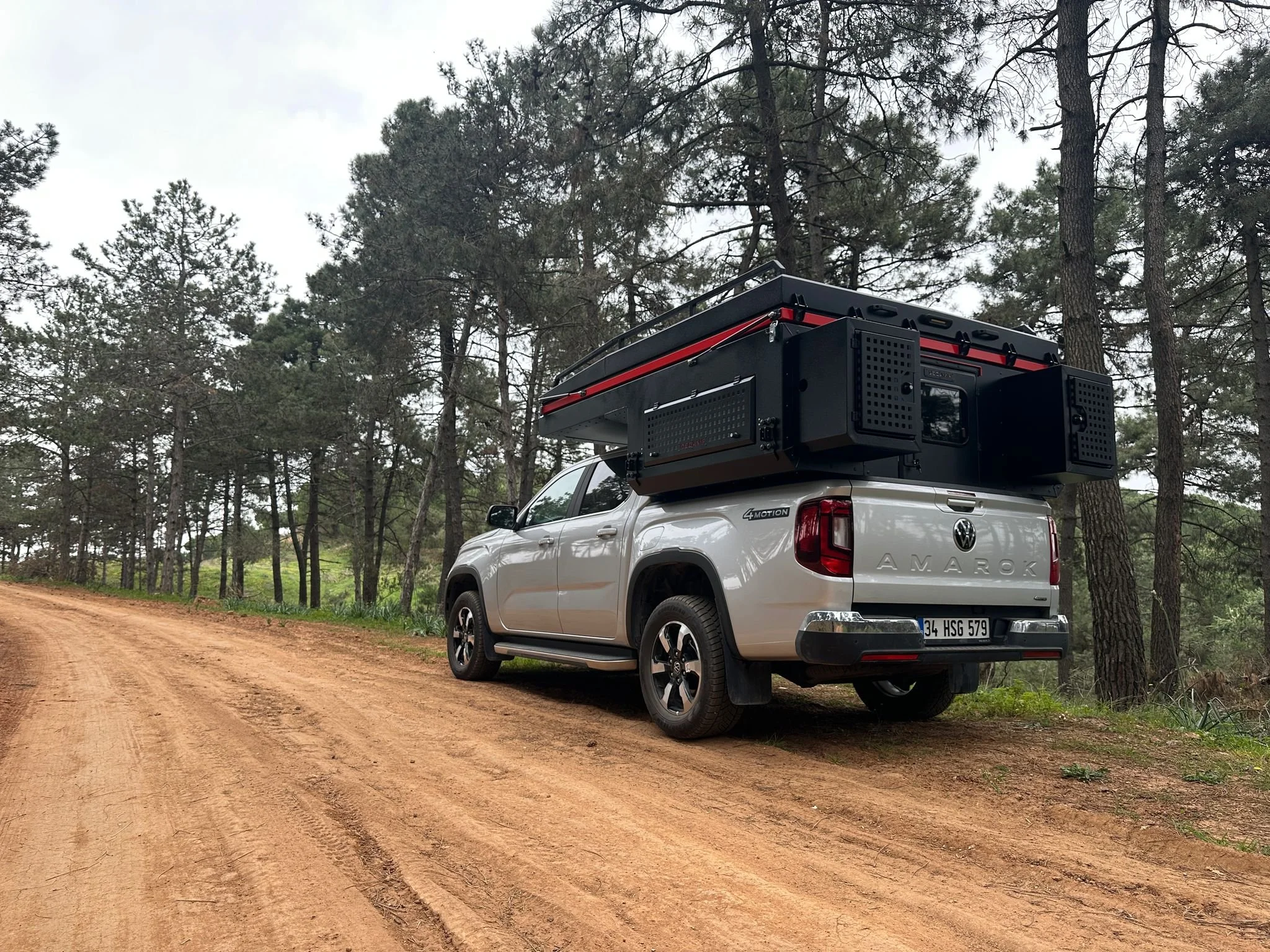 The Decamp Backpack M demountable camper cell. Designed for both double cab and single cab configurations. With an extra 31 cm of width, it offers a spacious interior and a full-size bed ideal for family use. Engineered for off-roading, overlanding, 