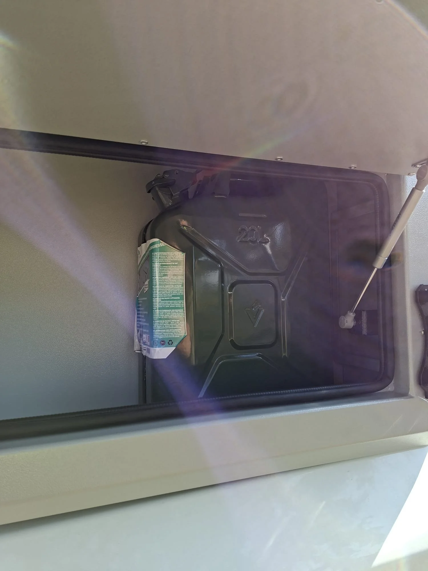 DEBOXS: Universal, Removable Storage System for Pickup Trucks
The DEBOXS universal, removable storage system. Equipped with integrated roof rails for carrying items on top—such as ladders or roof tents—this robust alternative