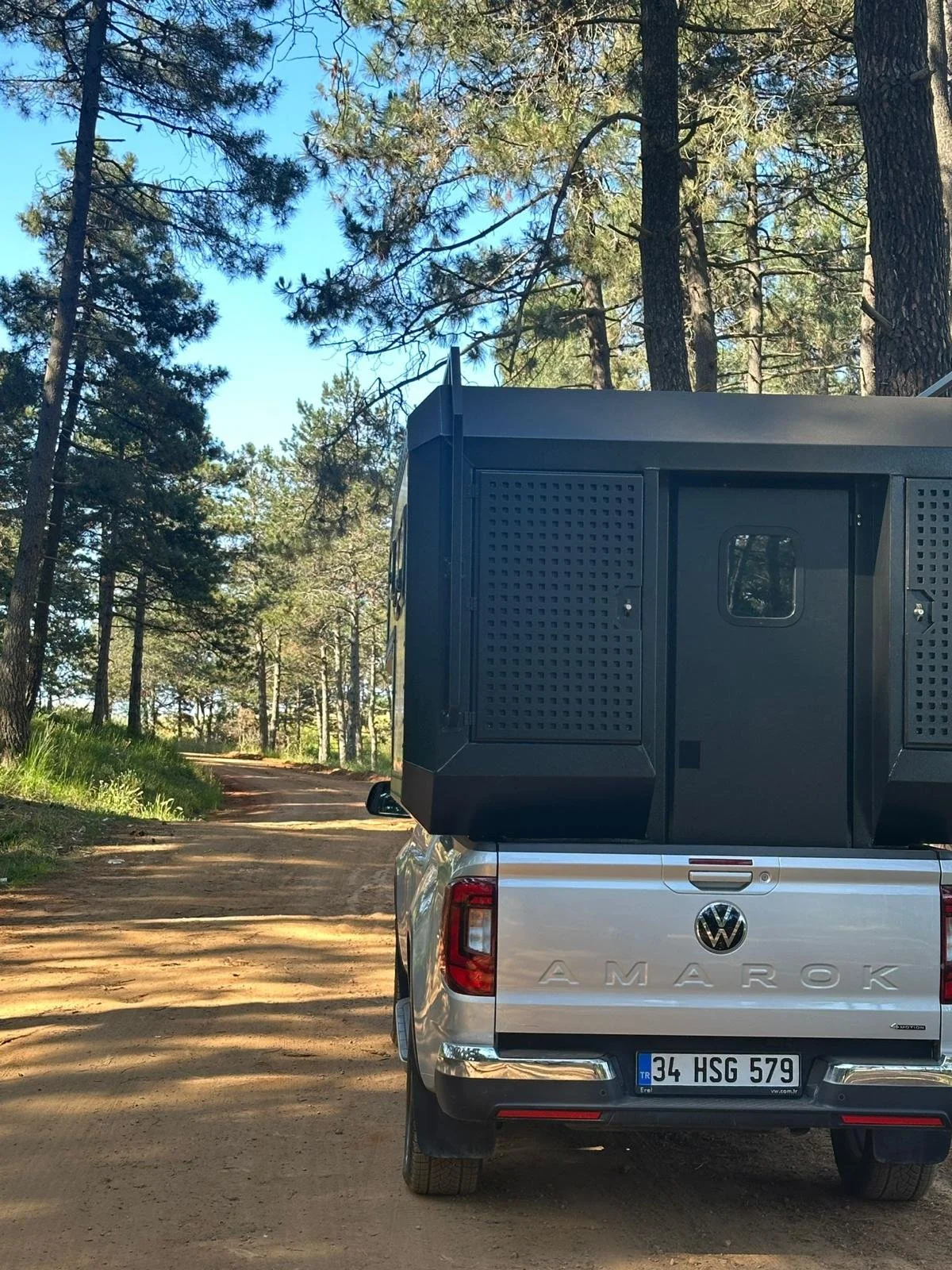 Decamp Bigbox, Trailchasers, truck camper, slide-in camper, overland camper, off-road camper, pickup camper shell, Demountable Camper. The Decamp Bigbox turns your pickup into a high-performance overland machine. Discover the full range at Trailchase
