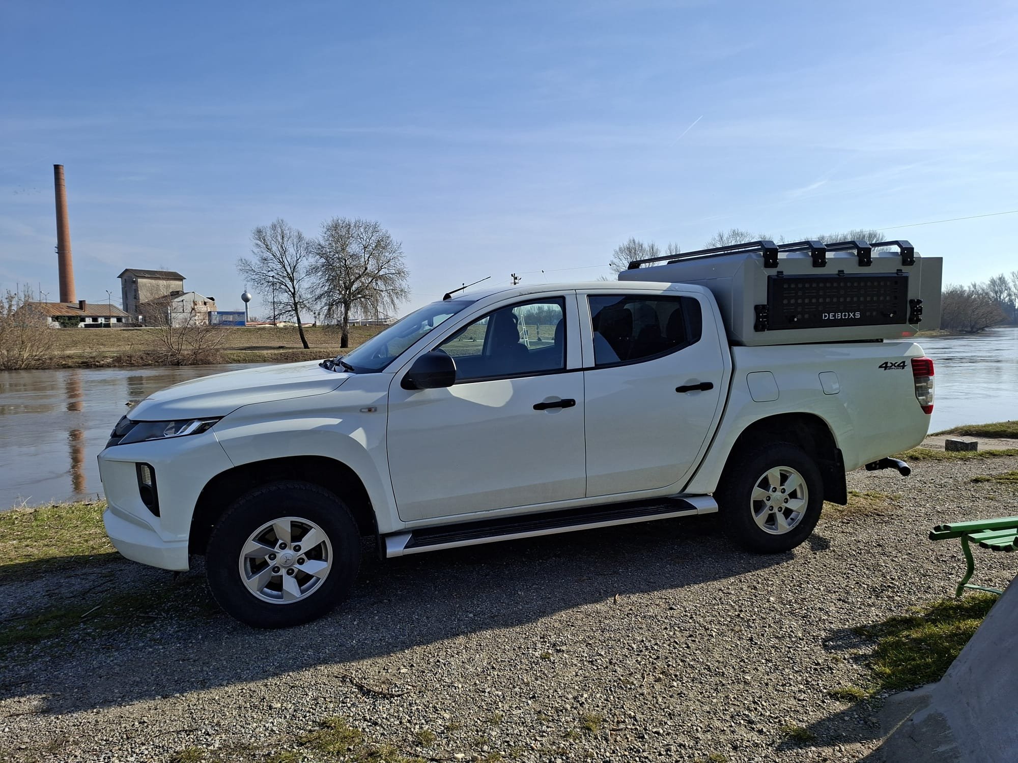DEBOXS: Universal, Removable Storage System for Pickup Trucks
The DEBOXS universal, removable storage system. Equipped with integrated roof rails for carrying items on top—such as ladders or roof tents—this robust alternative