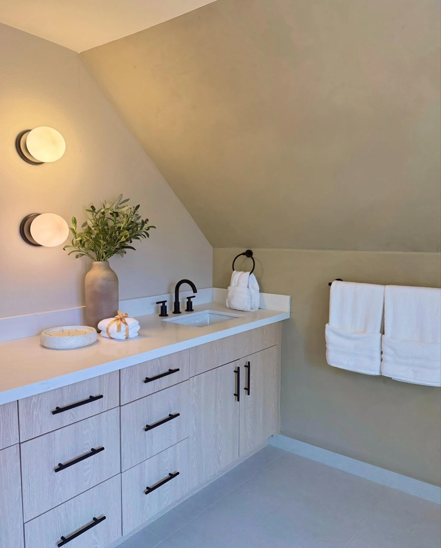 Finished this serene bathroom in authentic Tadelakt. The soft, natural movement of the plaster brings warmth and elegance, pairing beautifully with the modern black fixtures. 🛁 #seattlenaturalplasters