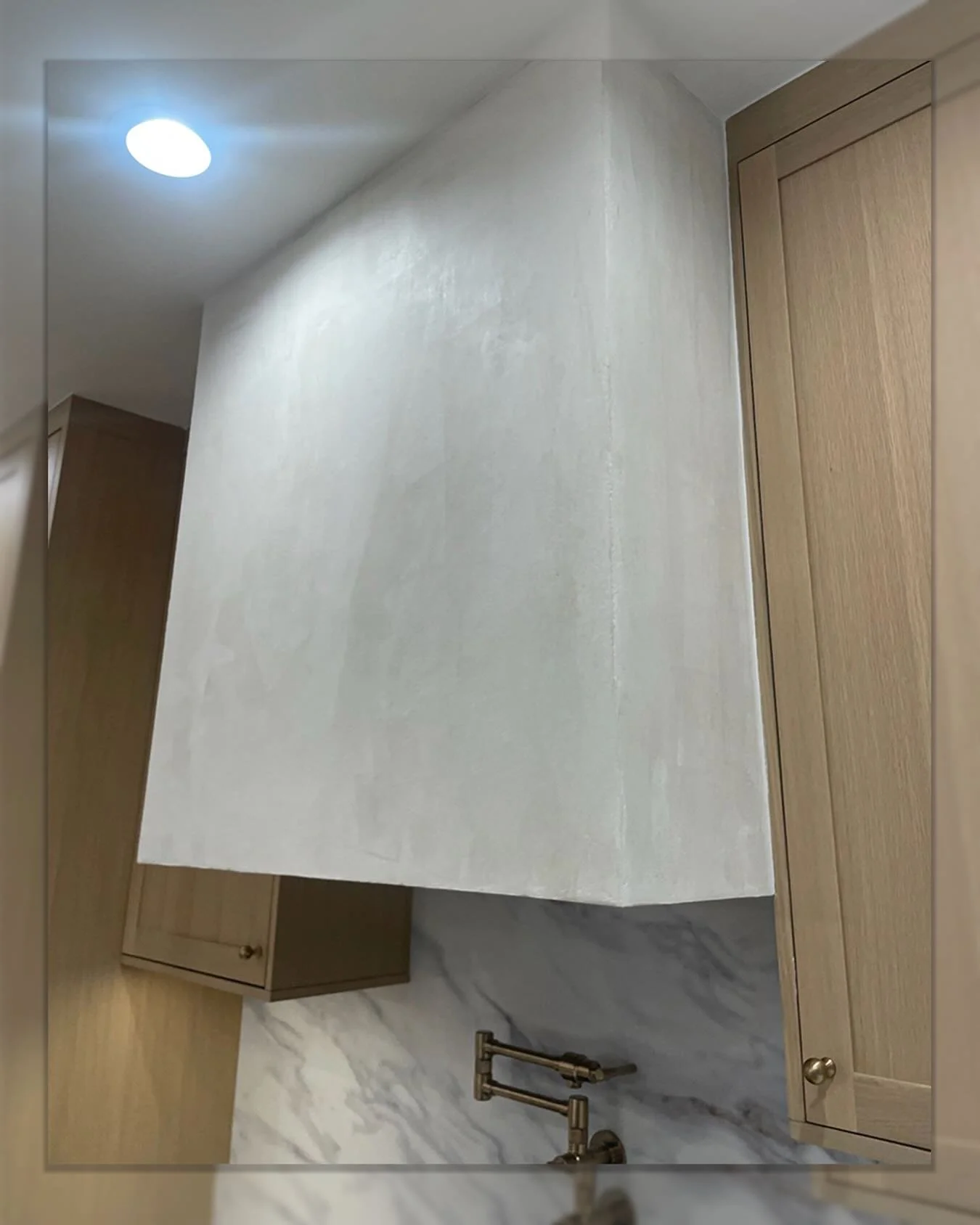 This isn&rsquo;t paint, it&rsquo;s Tadelakt. Made by hand, this kitchen hood has a soft cloud-like texture you can feel through the screen. ☁️ #seattlenaturalplasters