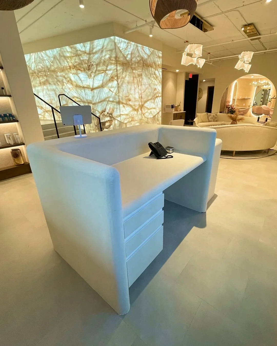 First impressions matter&mdash;so we made this one unforgettable. A seamless microcement desk that sets the tone the second you walk in. #seattlenaturalplasters

Contact us today for commercial plaster! 
➡️ seattlenaturalplasters@gmail.com