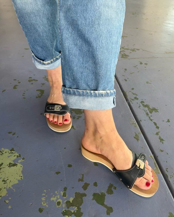 Scholls clogs are such a vibe, this pair look brand new even tho they&rsquo;re an older cooler design, size 8, $42. Open all weekend :))))