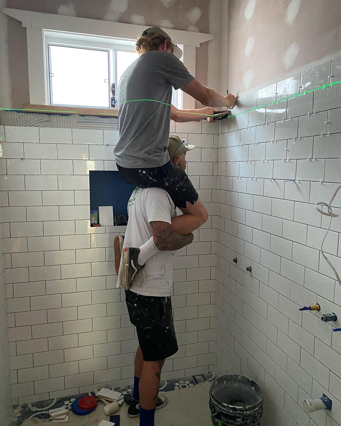 Team work makes the dream work! 🙌🏼😂🙌🏼 @modus_tiling 

#tilerspride #newcastletiler #tiles #teamwork #compoclaim