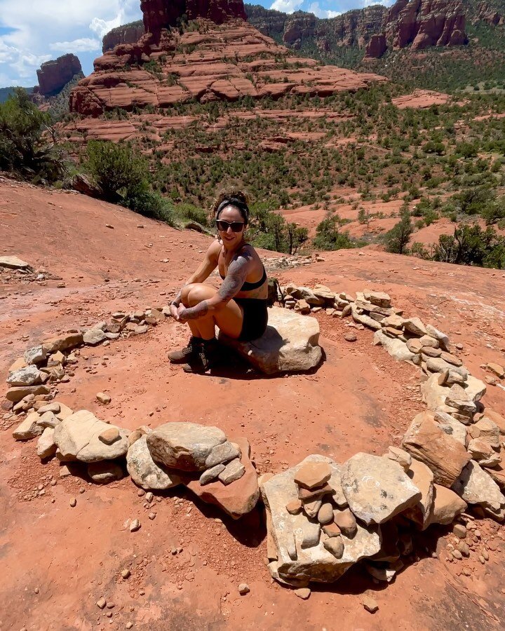 Feeling at peace with my insignificance in vast, expansive, magnificence of nature. 🙌🏽 😁

#natureisamazing #madrespectfornature #climbingmountains #sedonahiking