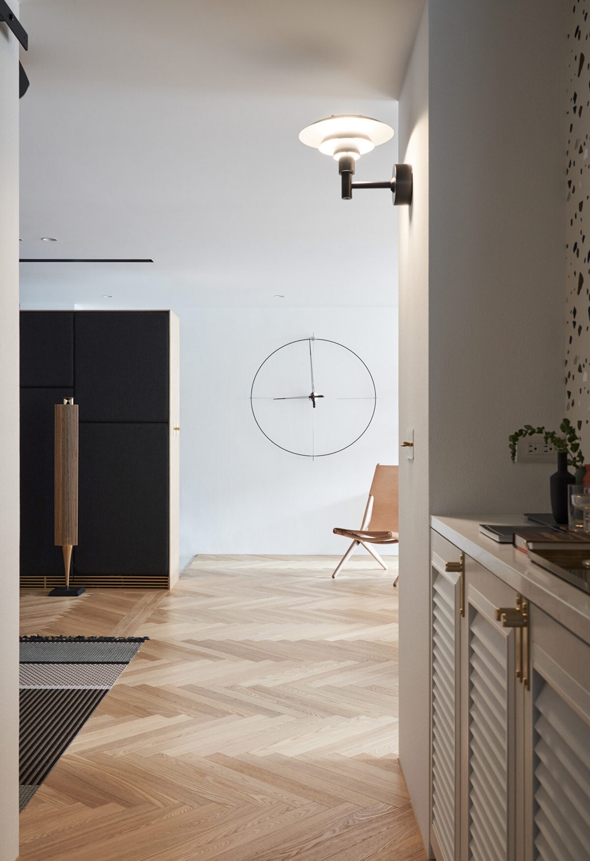 minimalist-wall-clock-in-scandinavian-style-apartment-home.jpg