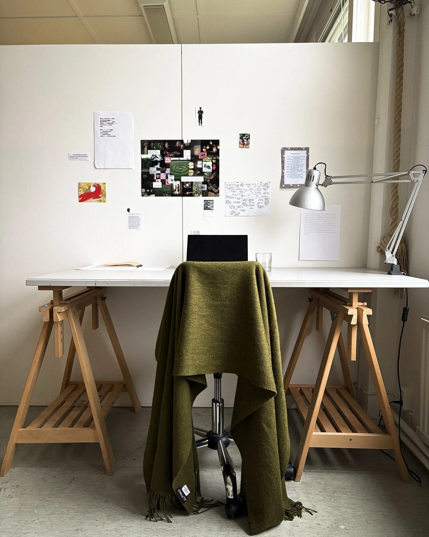 My beloved writing desk @artelescreativecenter (I already miss her 💔)

#writer #poetess #writingdesk #studiosetup #desktour