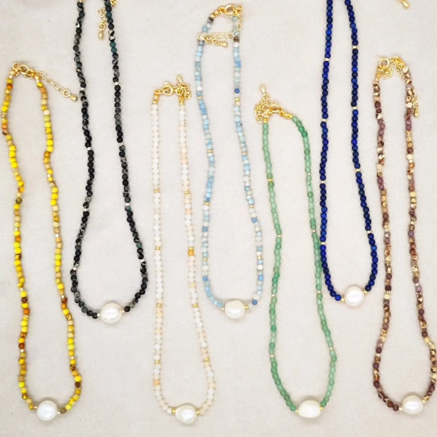 New*
Jasper, Aquamarine, lapis lazuli which stone, which colour? Oh and the fresh water pearl, thats a classic! ❤️
.
.
.
#necklace #BohoChic #NaturalStones #pearls