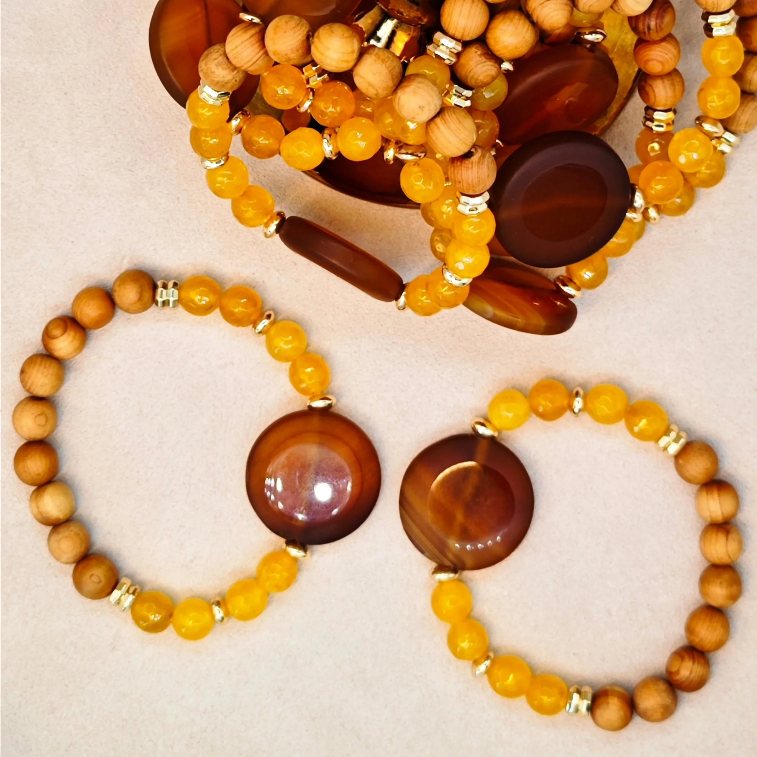 New*
Golden hues + fringe feelings 🧡🌾 Wearing my intentions with every bead. Yellow agate for clarity, confidence, and that soft bohemian glow.
.
.
.
#BohoAccessories #YellowAgateEnergy #FestivalVibes #SunshineStateOfMind #CrystalWoman