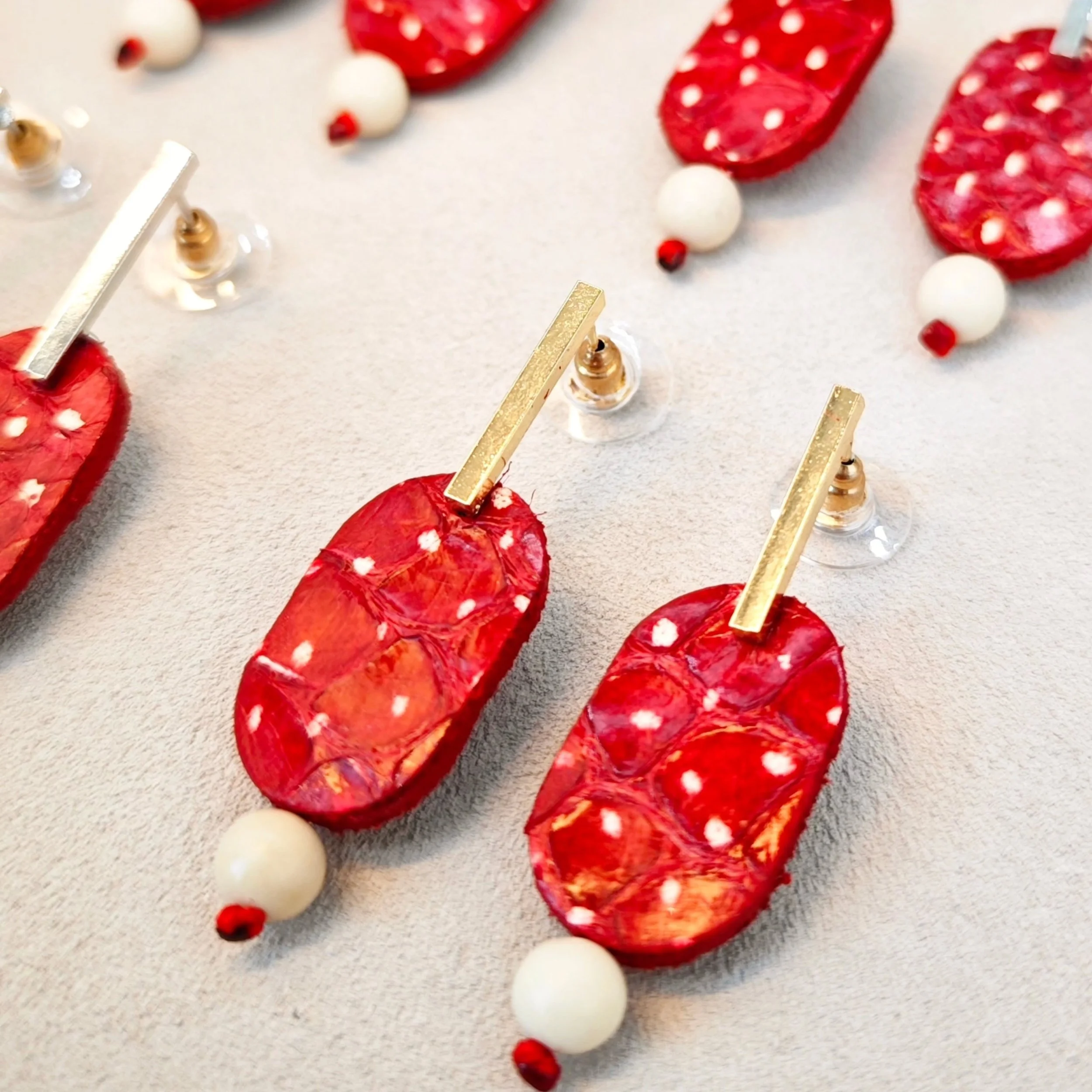 New*
Fish skin polka dots
.
.
.
#BohoChic #naturaljewelry #HandcraftedJewelry