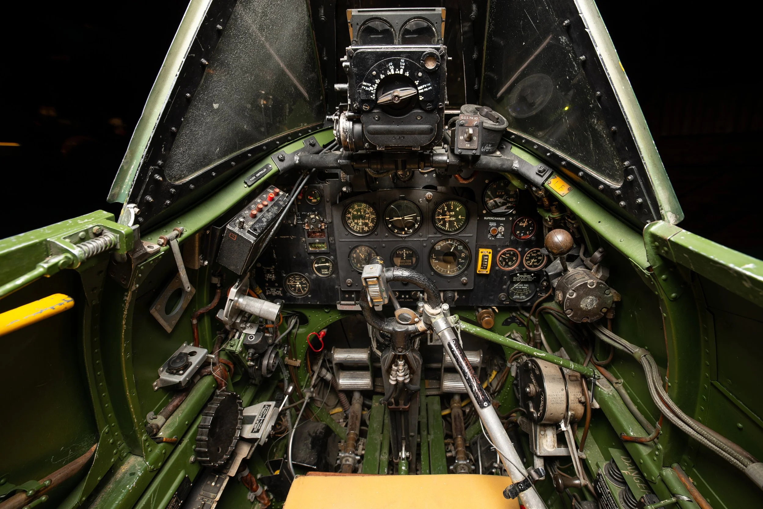 Cockpit til Spitfire. Cockpit er helt original fra andre verdenskrig, og fremstår slik det var da det var i tjeneste på 40 tallet.
Øverst i bildet ser du reflekssiktet som ble brukt til å sikte under kamp. Ifølge Spitfire eksperter fra Duxford i Eng