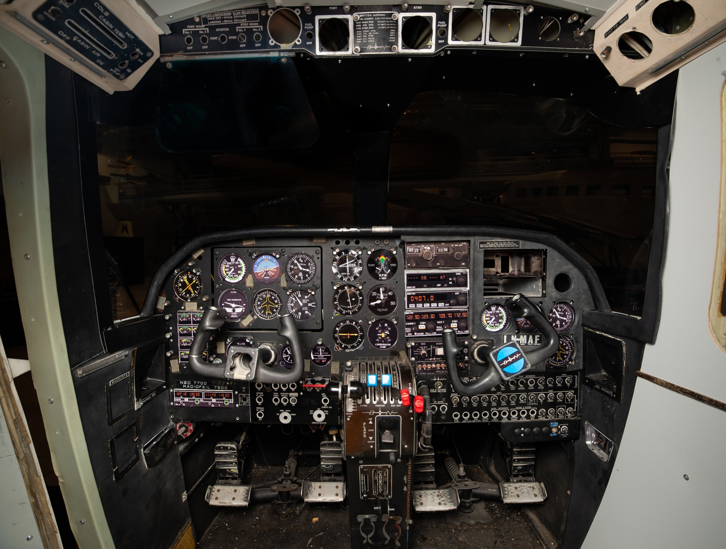 Cockpit.
Det meste er originalt i denne cockpiten. Flyet har også lengre vingespenn enn andre Islandere for å kunne oppbevare mer bensin i vingene.