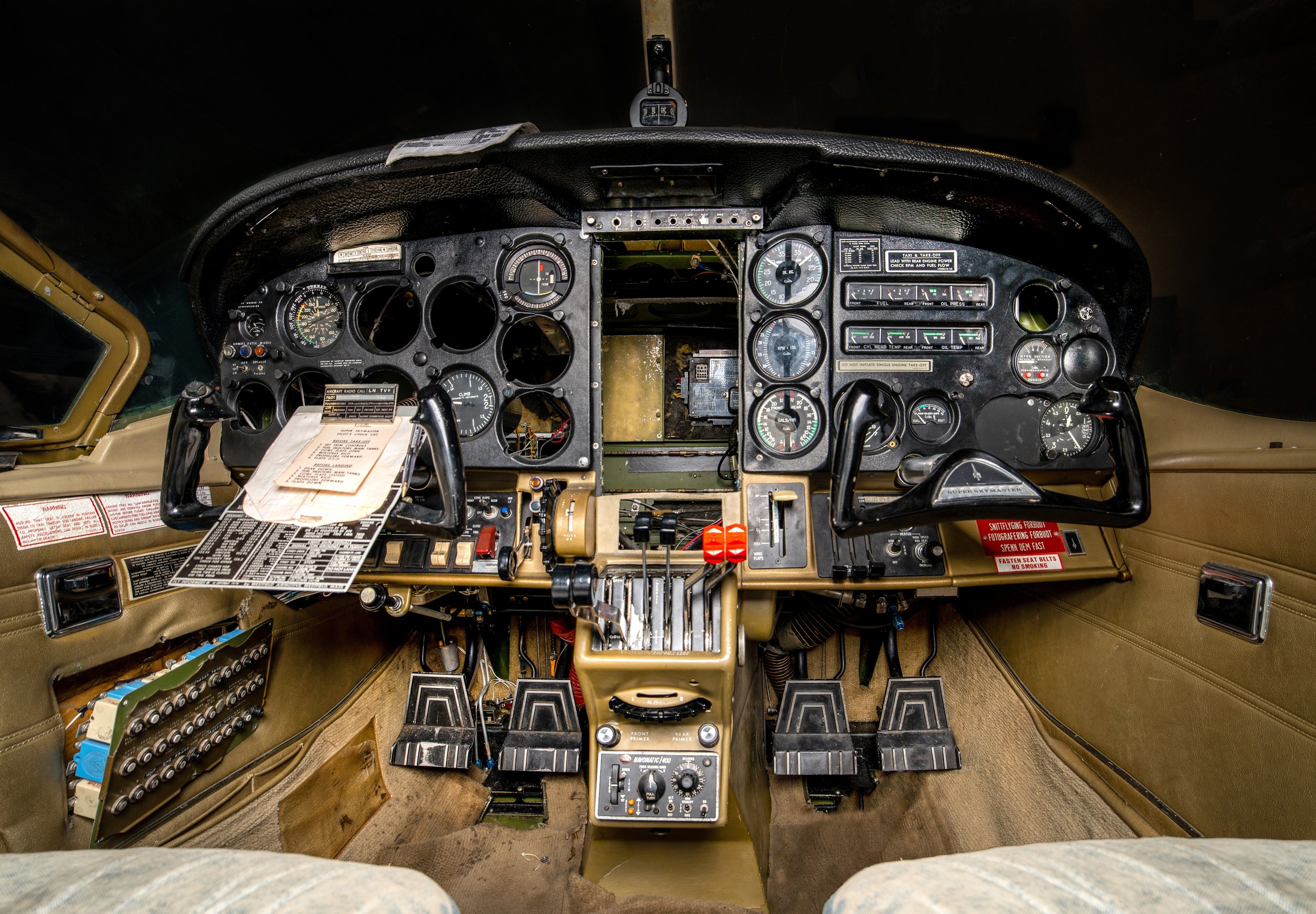 Cockpit i Cessna 337D Super Skymaster.