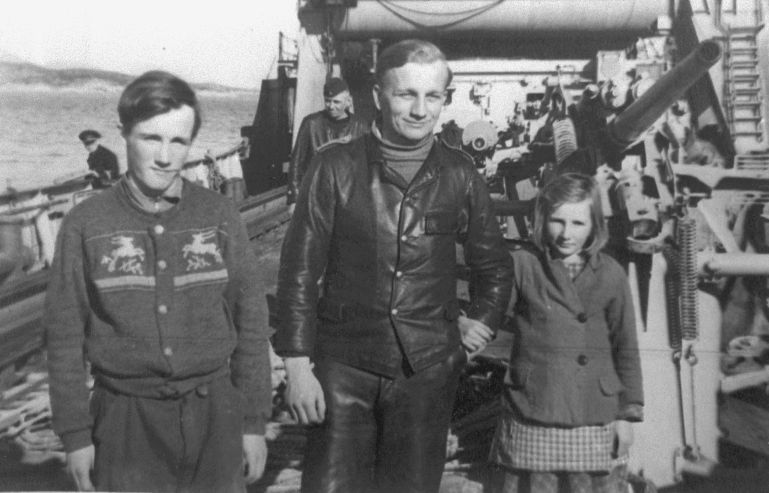 Günter Seraphim omkranset av Birger Blikø og søsteren Frida om bord i H.A Wedel. Foto: ukjent / ©www.luftwaffe.be